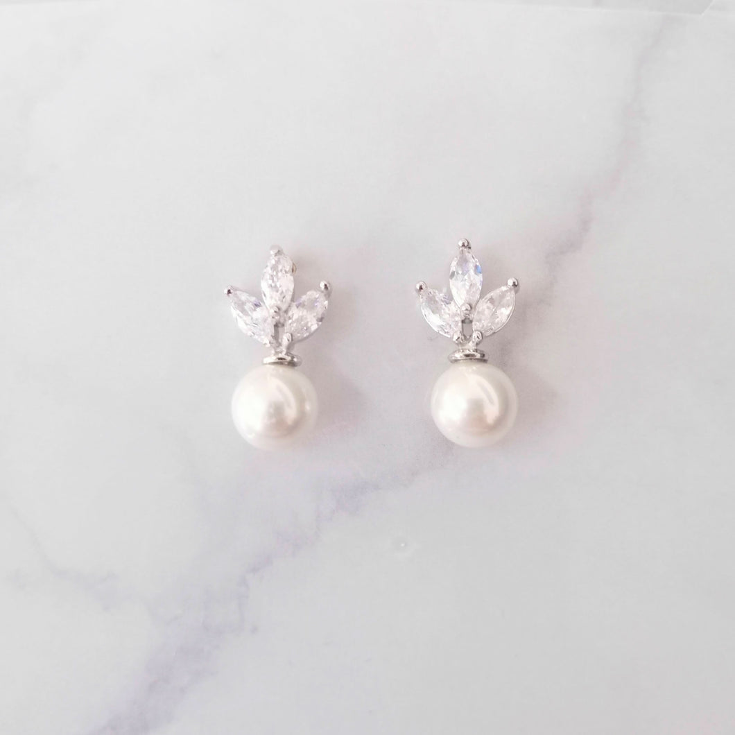 AP894 ARETES PLATEADOS MINI 3 HOJAS Y PERLA
