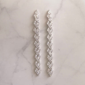 AP720 Aretes Plateados Largos Marq