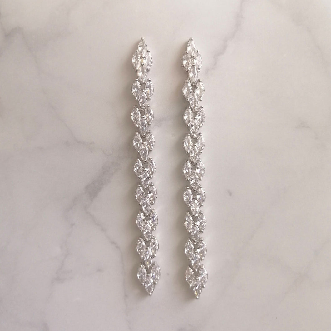 AP720 Aretes Plateados Largos Marq