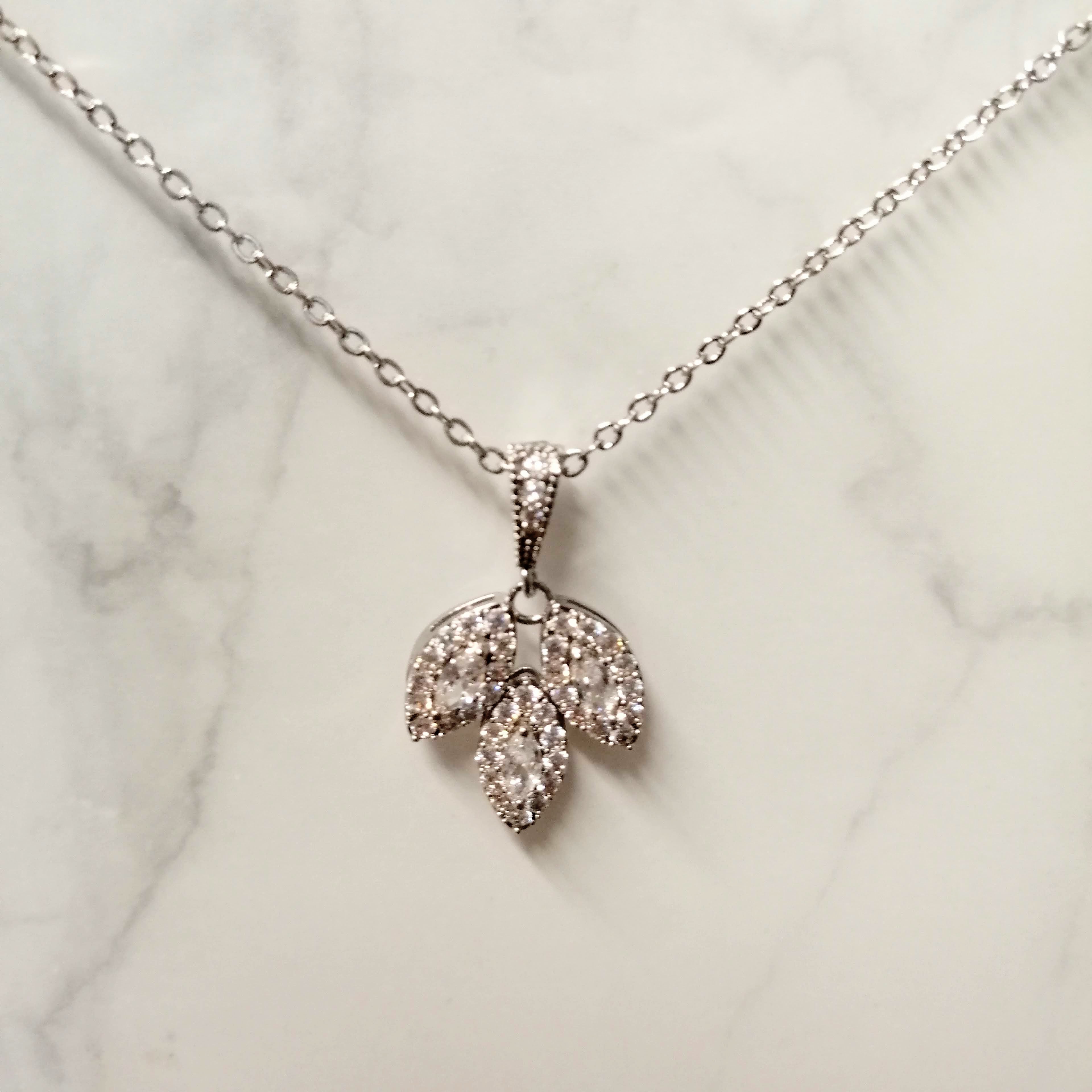 CP737 COLLAR PLATA 3 HOJAS