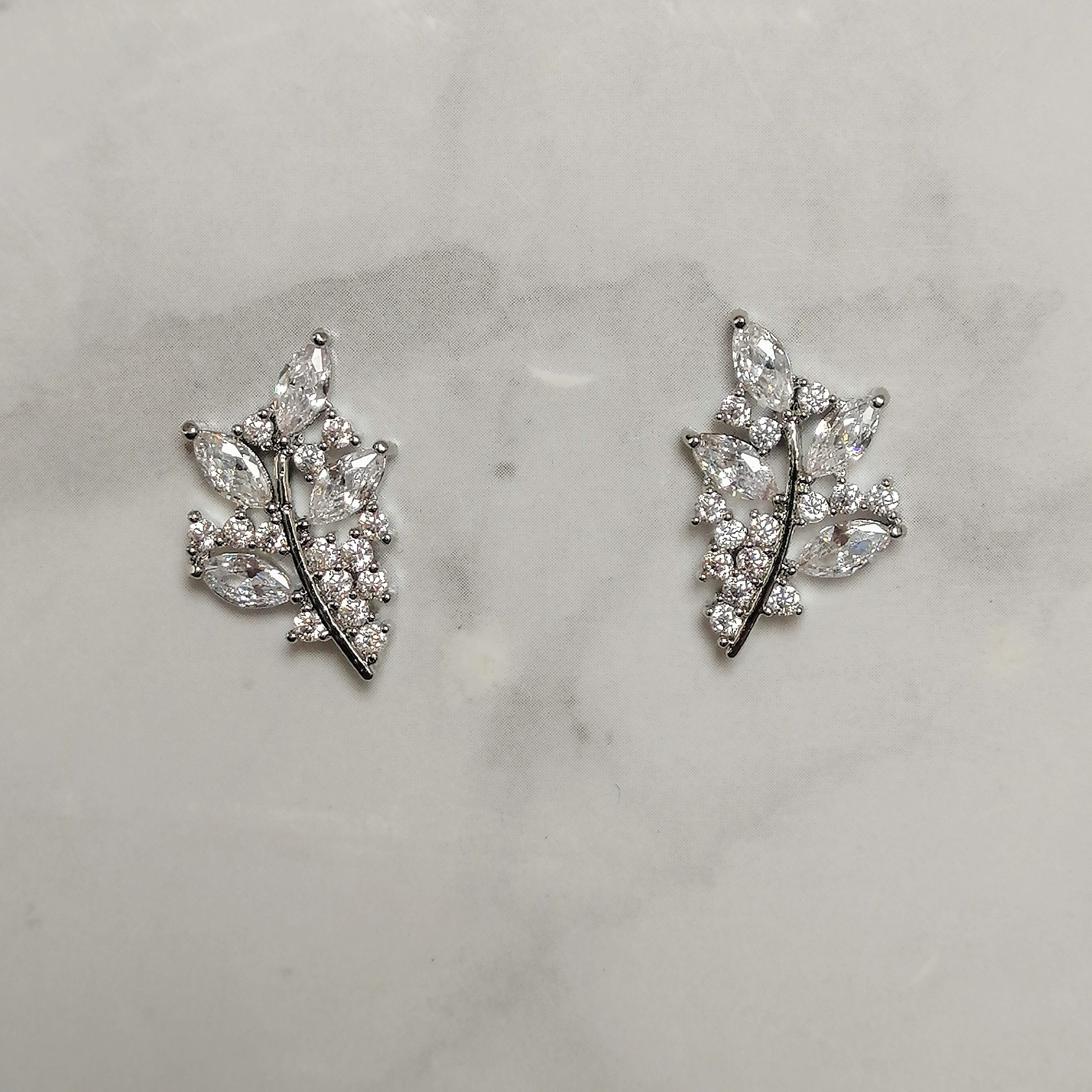 AP812 Aretes Plateados Hojitas