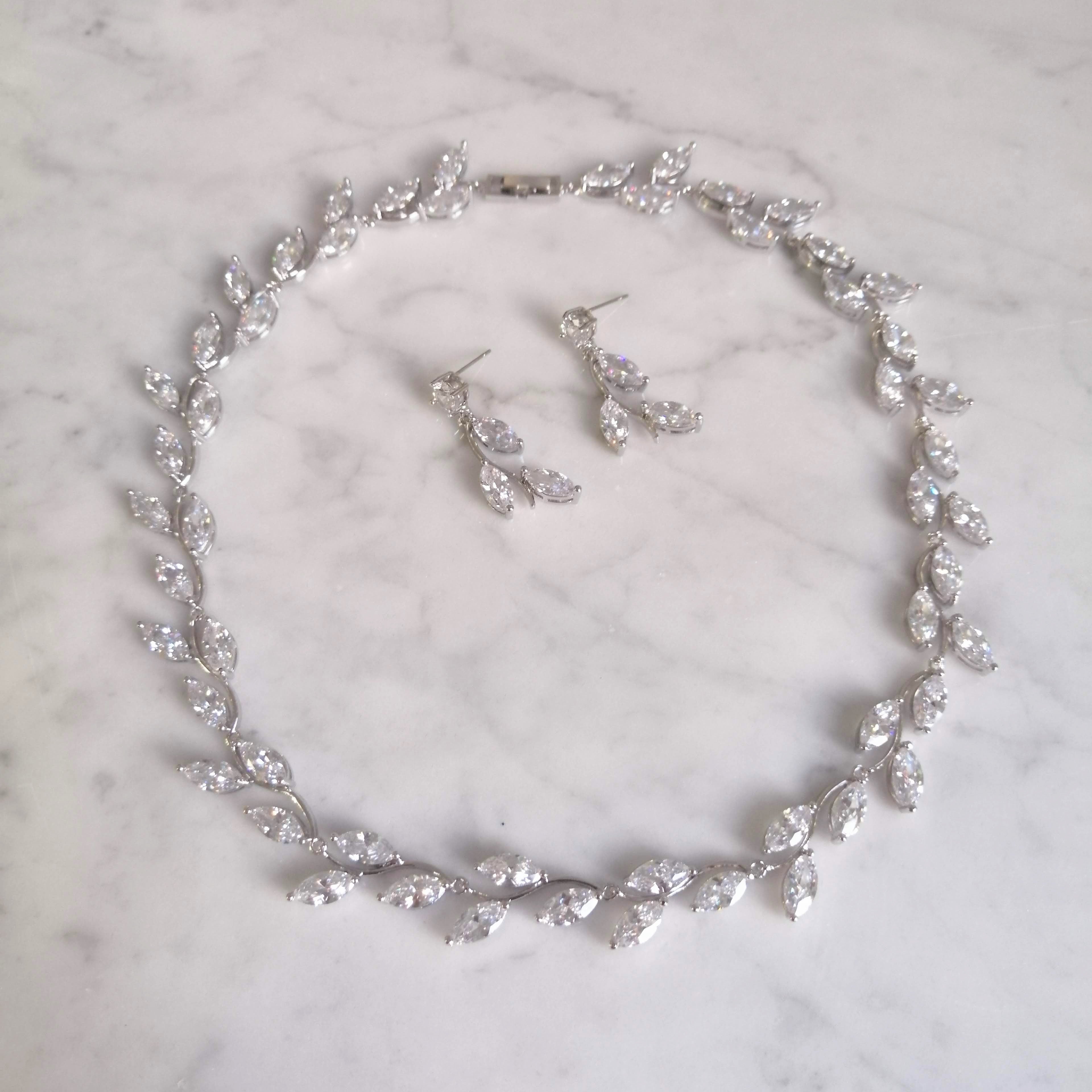 SP826 JUEGO PLATEADO HOJITAS REDONDO