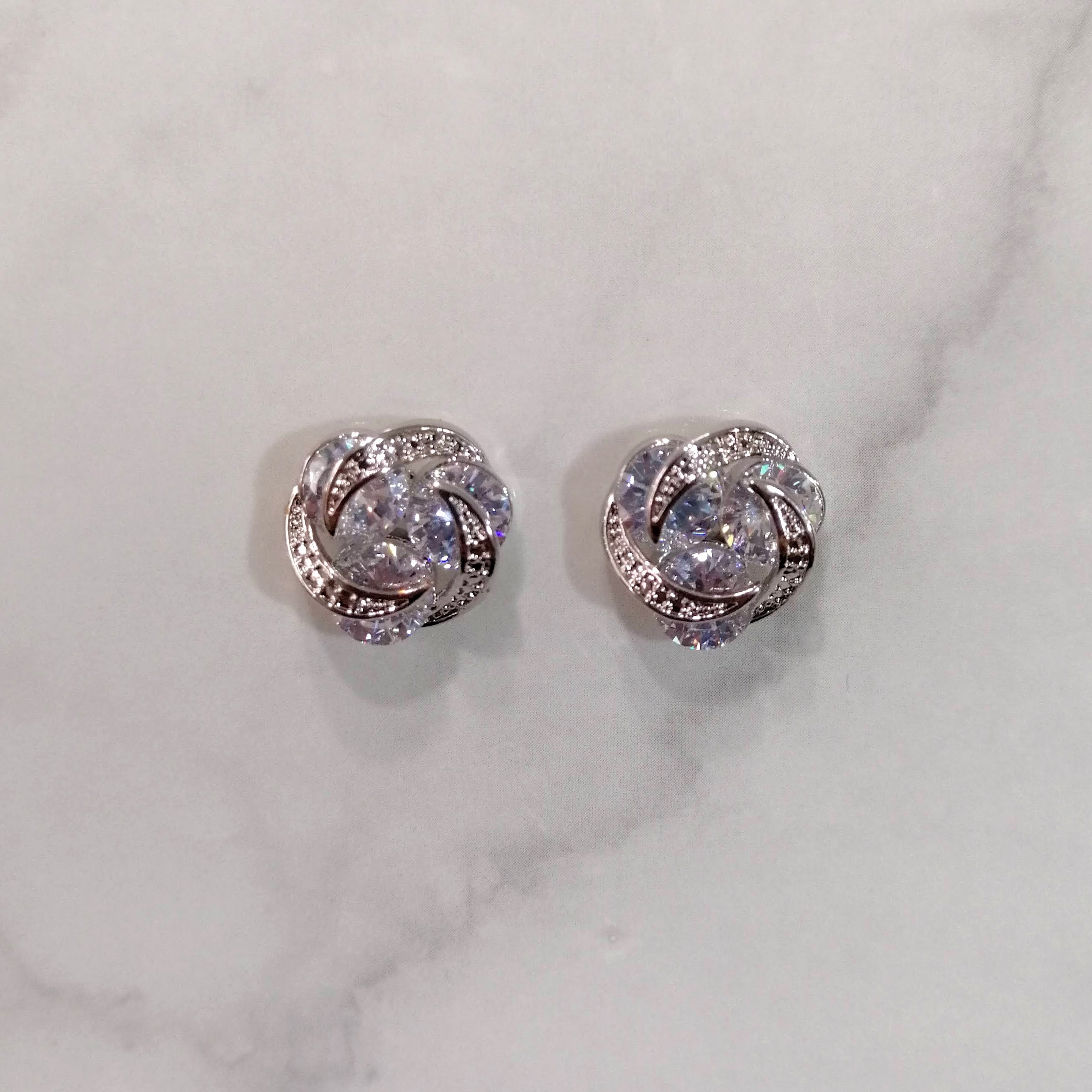 AP849 ARETES PLATEADOS NUDO STUD