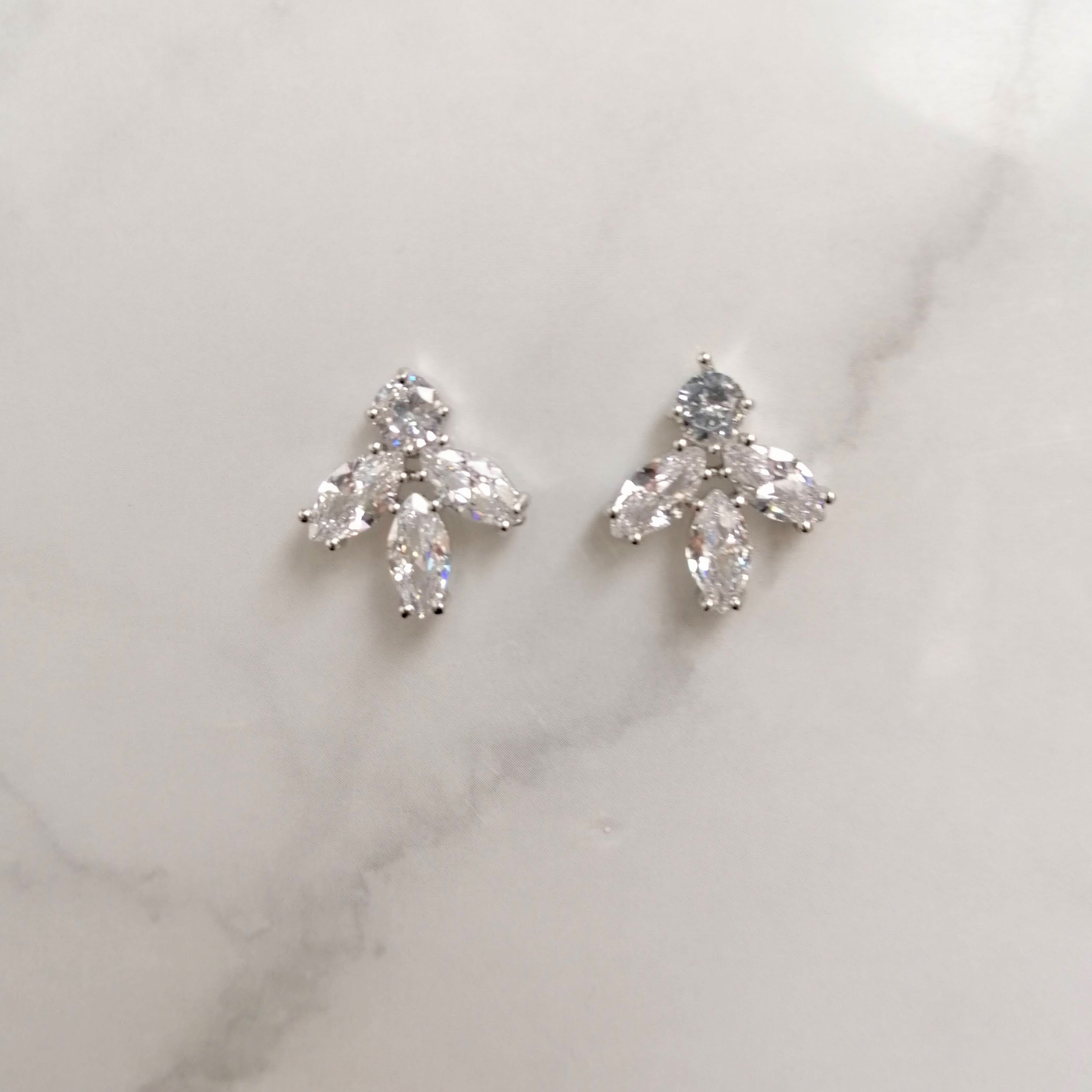 AP843 ARETES PLATEADOS CIRC Y 3 MARQ MINI STUD