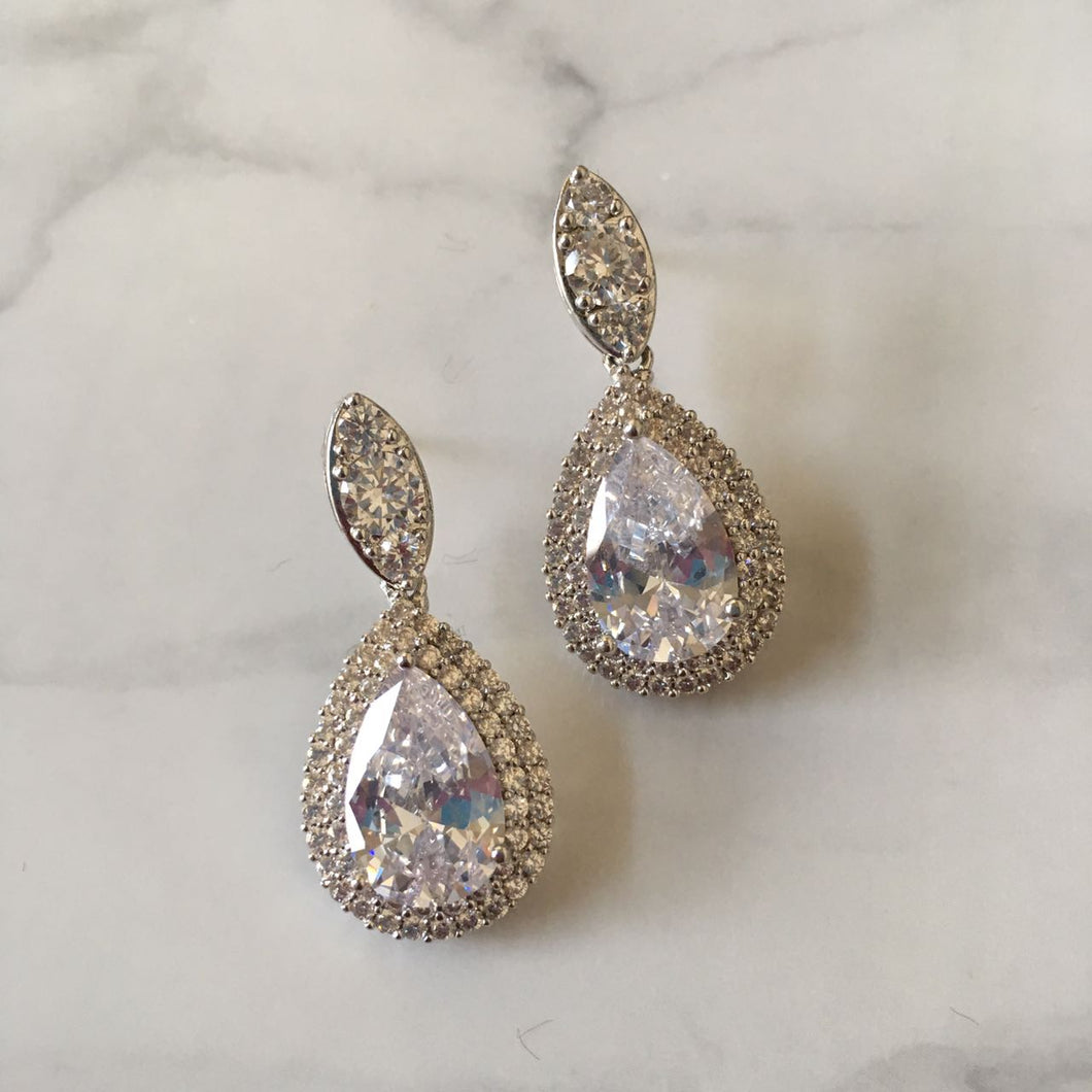 AP183 ARETES PLATA MARQUISE-GOTA MED