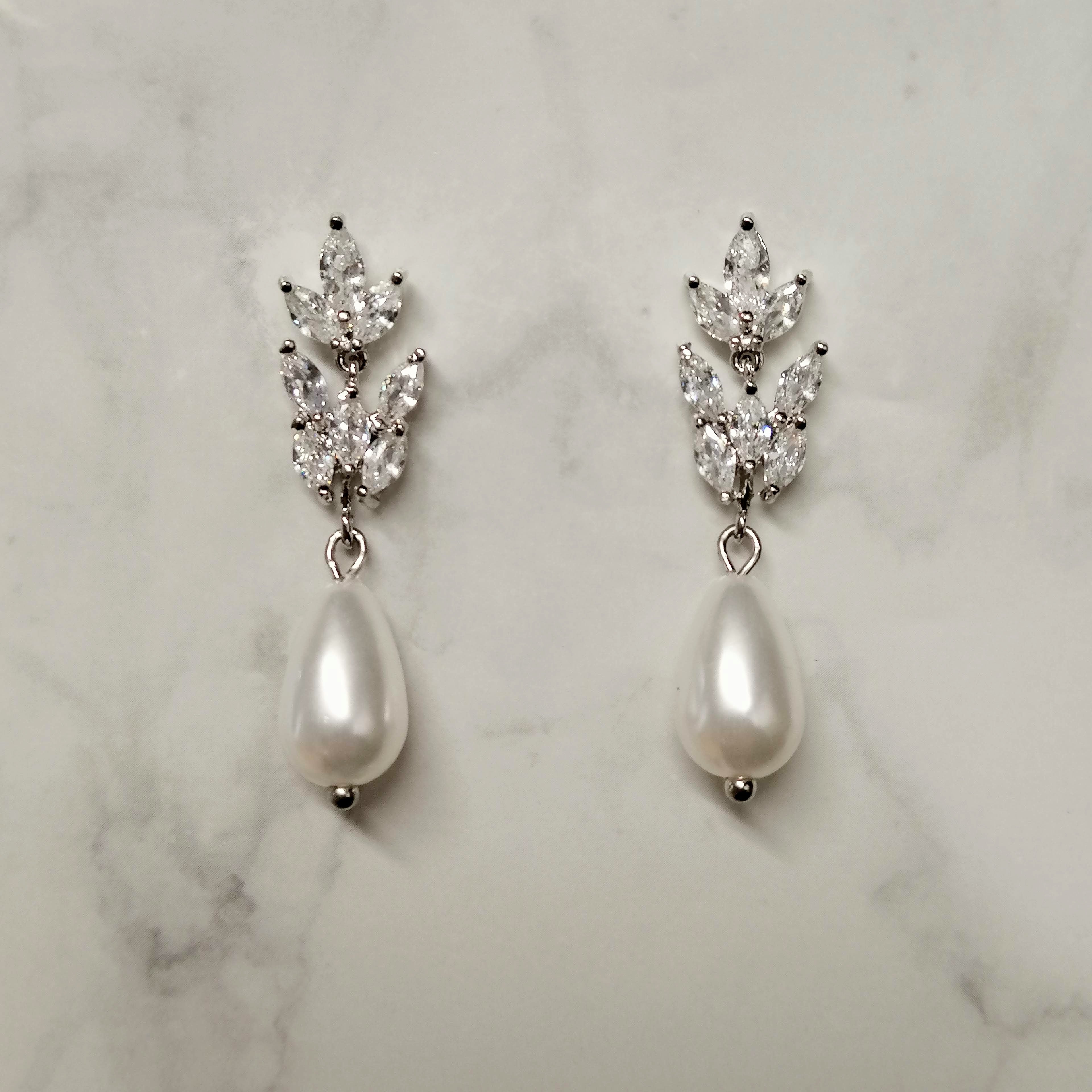 AP781 Aretes Plateados Hojas con Perla