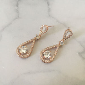 AR328 ARETES ROSA CRISTAL DENTRO GOTA-GOTA