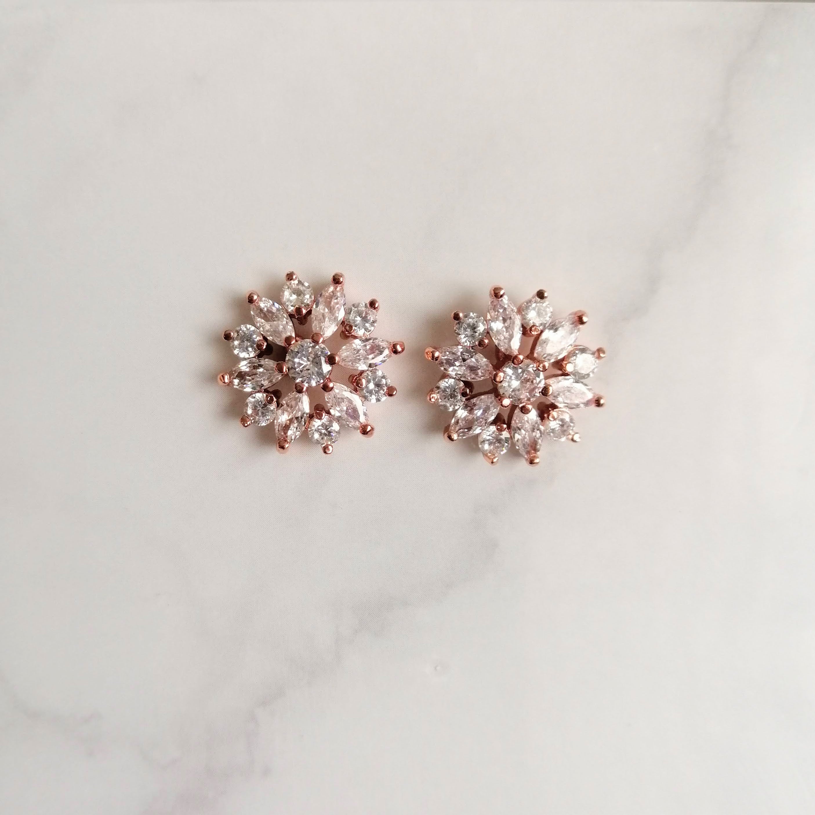 AR764 Aretes Rosas Flor