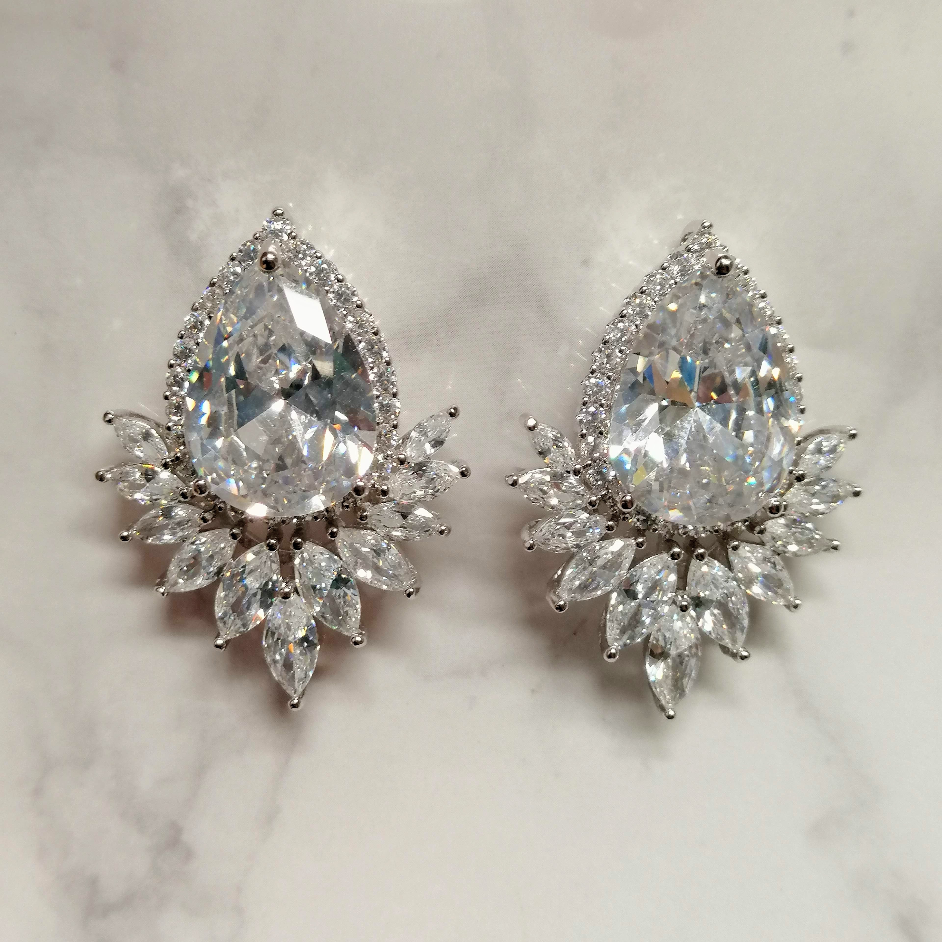 AP126 ARETES GOTA CON MARCO DE MARQUISE