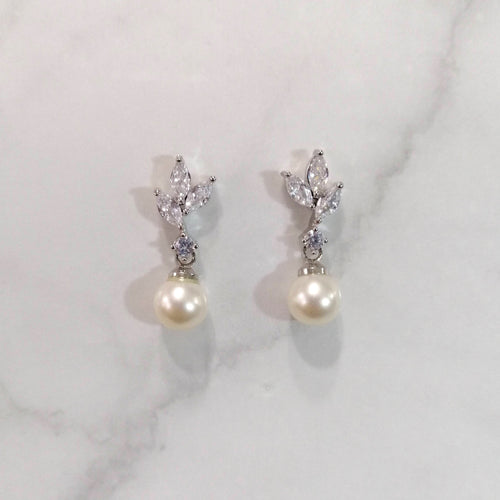 AP861 ARETES PLATEADOS MARQ PERLA MINI