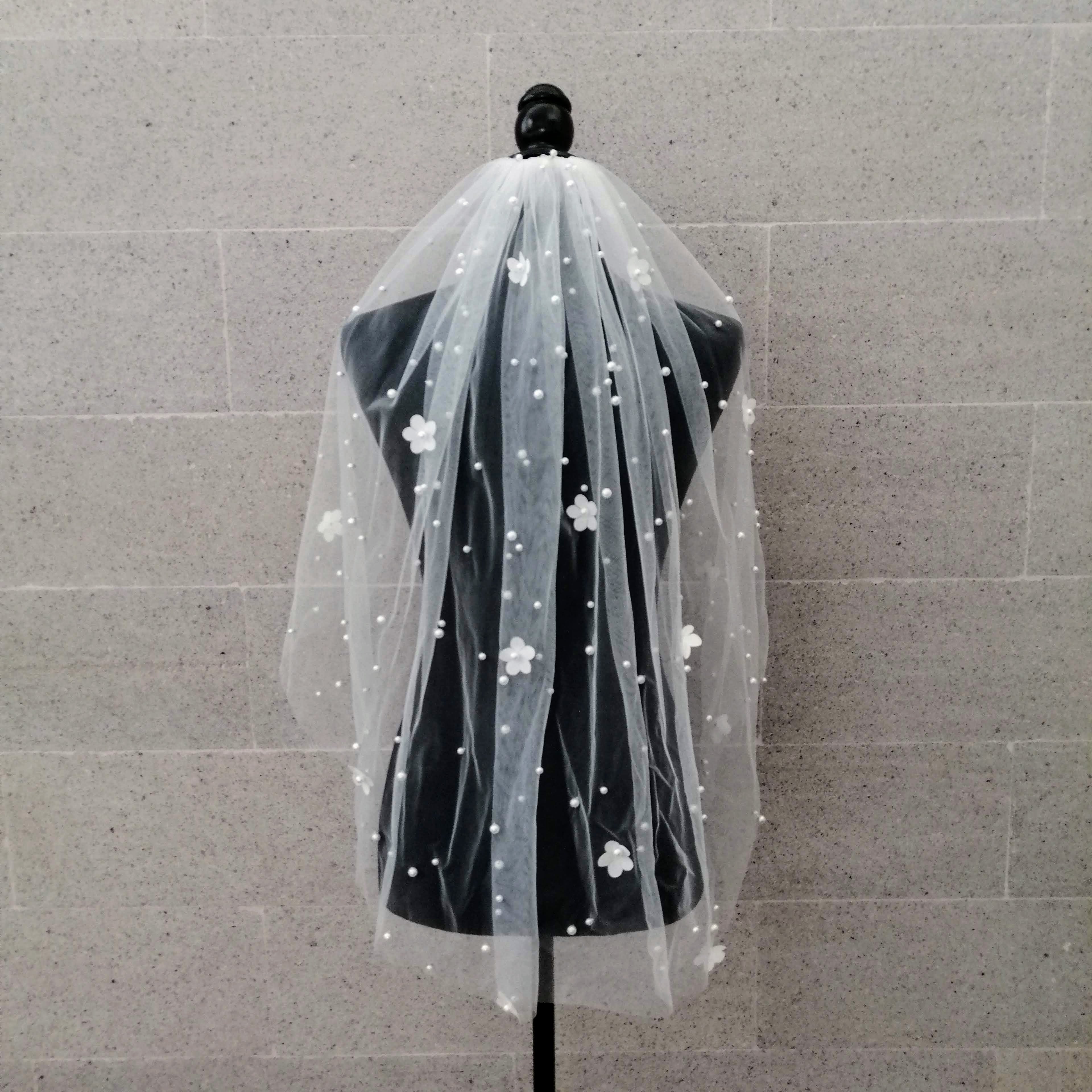 VI359 Velo Ivory Corto con Perlas y Flores