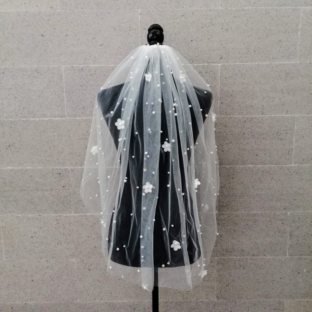 VI359 Velo Ivory Corto con Perlas y Flores