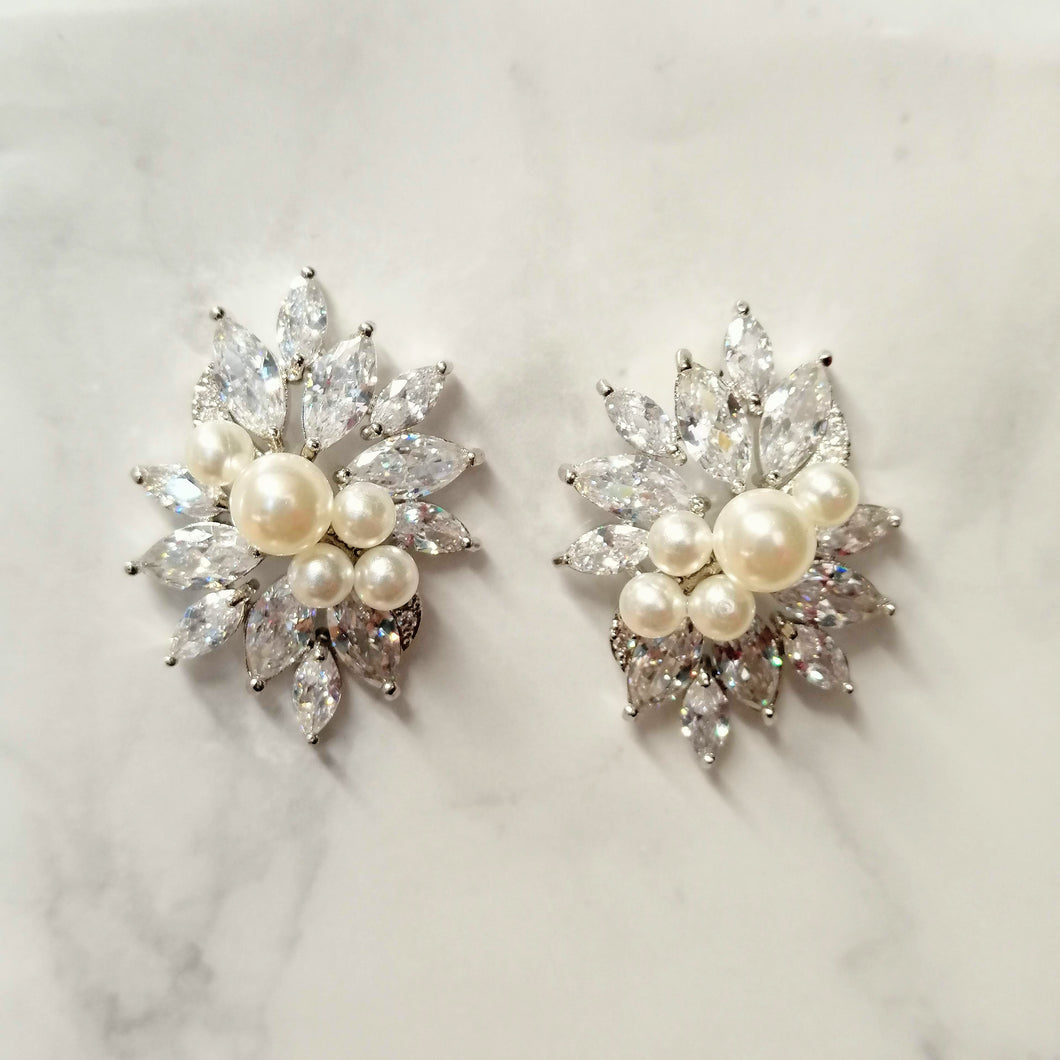 AP732 ARETES PLATA STUD MARQ CURVA CON PERLA