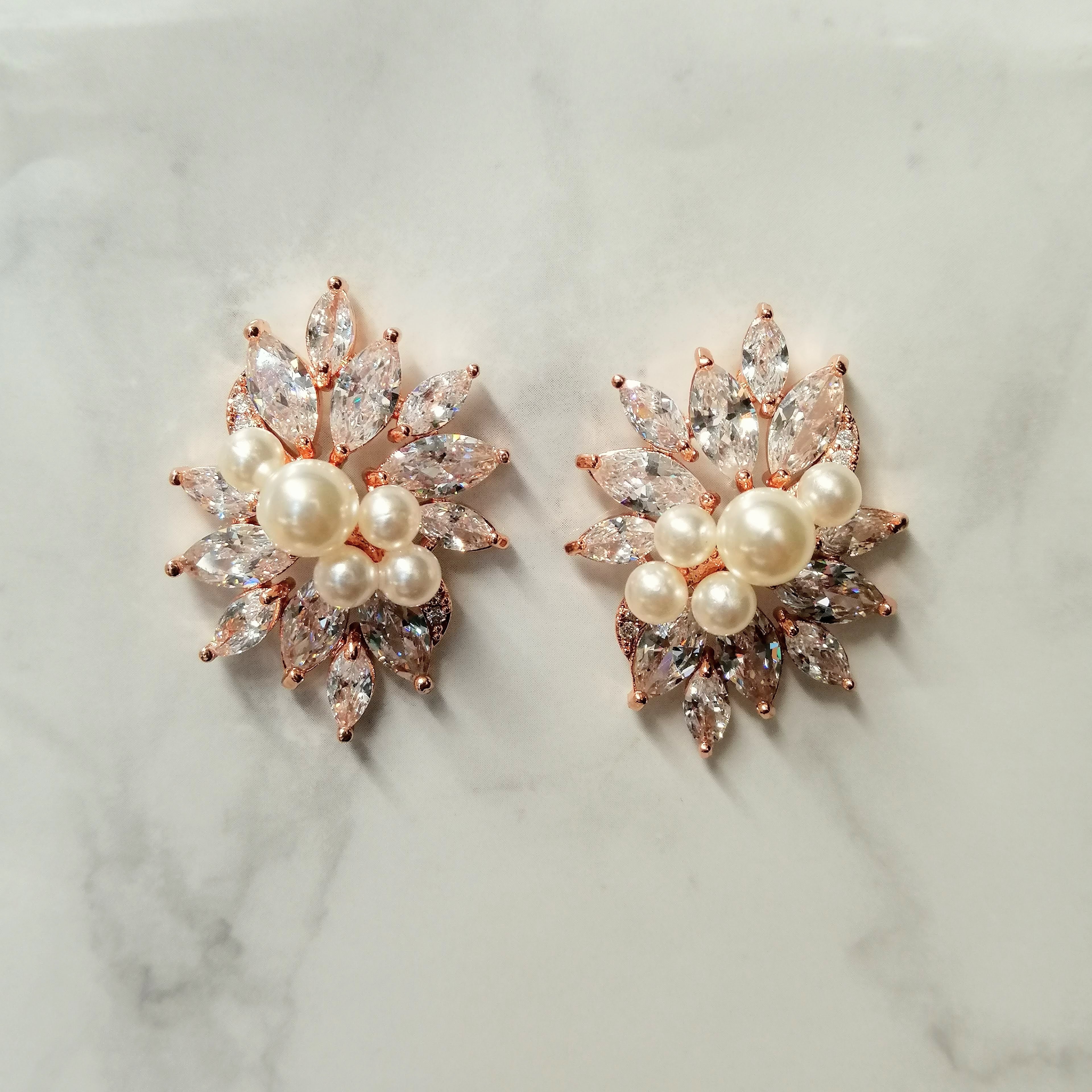 AR731 ARETES ROSA STUD MARQ CURVA CON PERLA