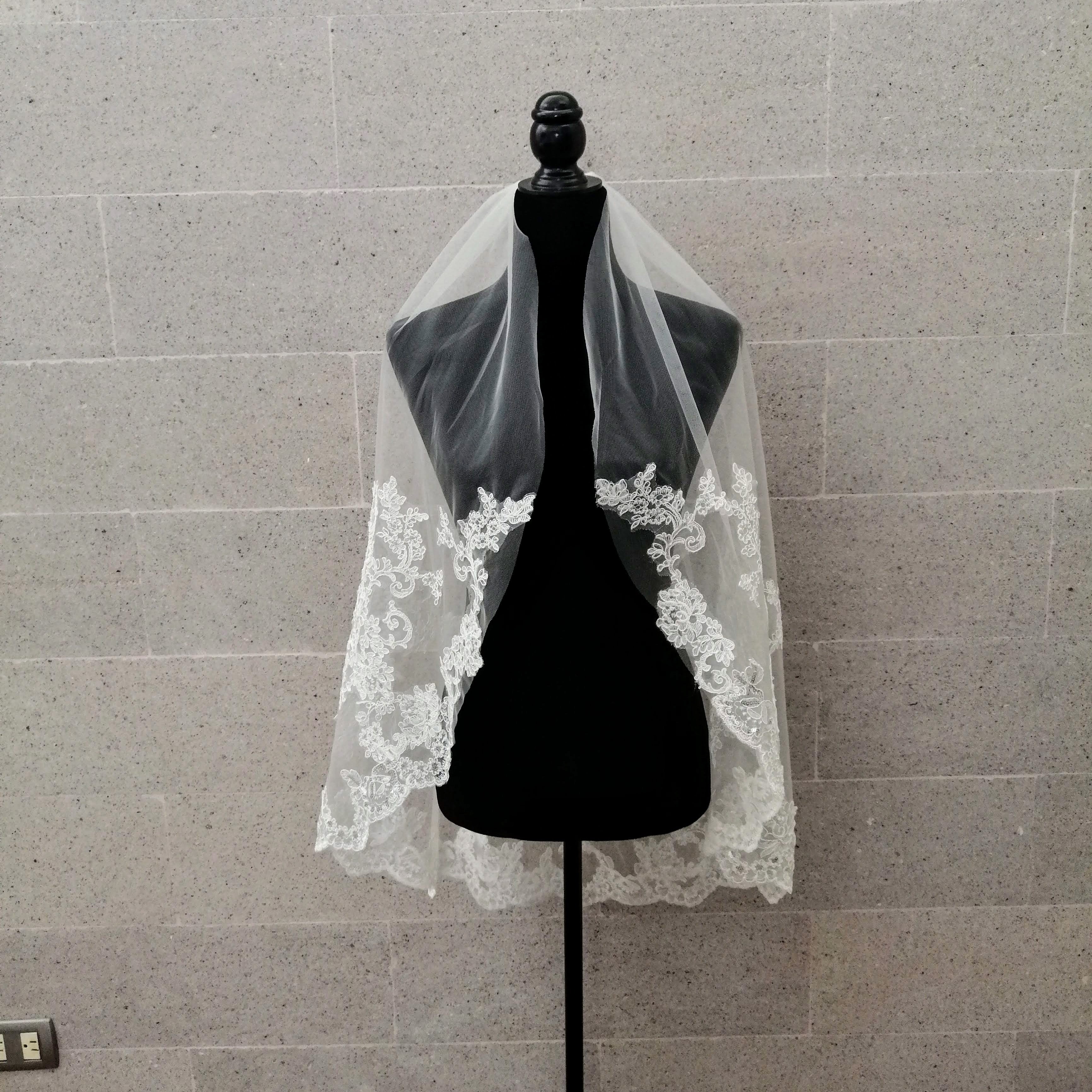 CROACIA VELO IVORY CORTO 95 CM ENCAJE ORILLA Y CENTRAL VI228