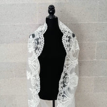 Cargar imagen en el visor de la galería, OSLO Mantilla Ivory 5 metros encaje completo Corazon VI336