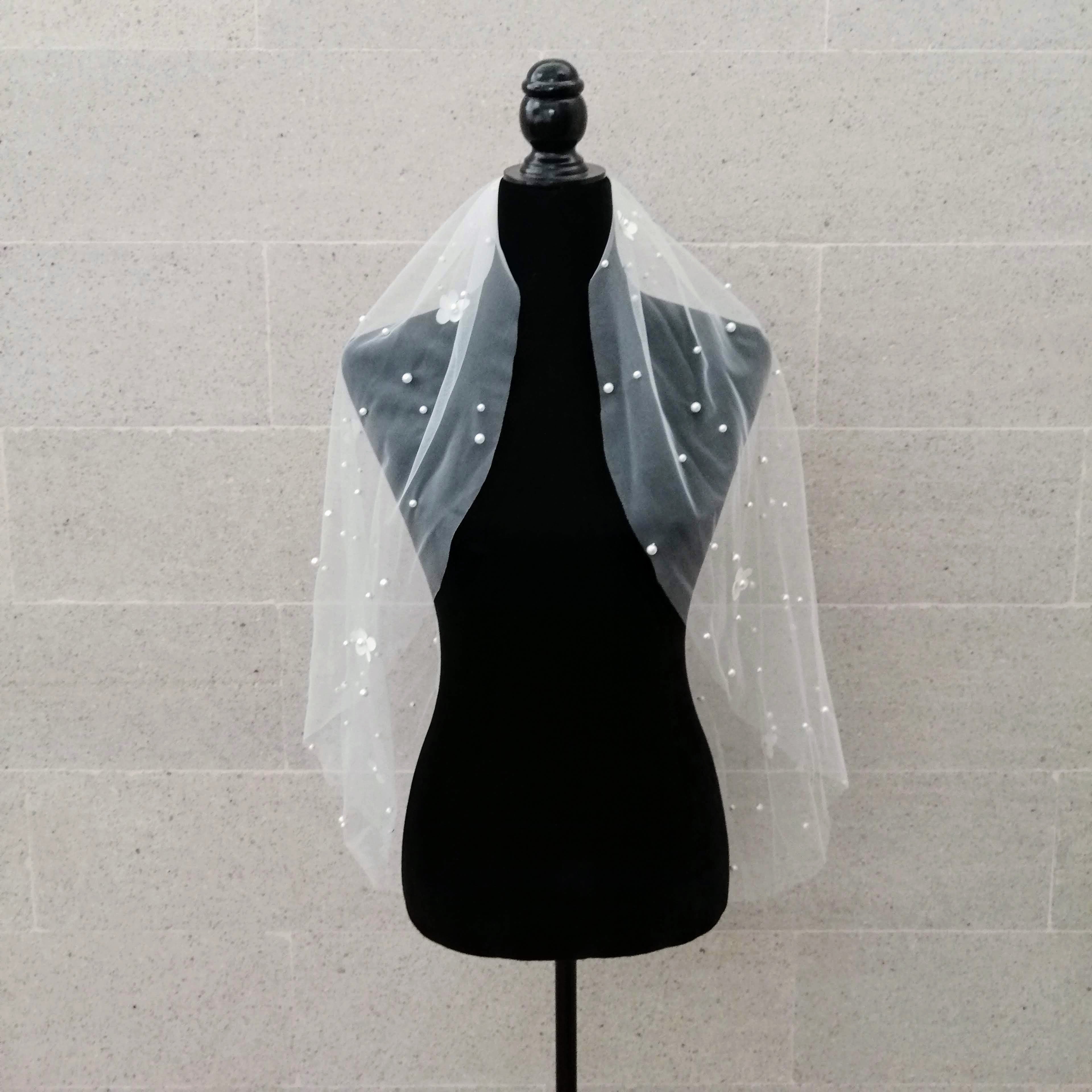 VI359 Velo Ivory Corto con Perlas y Flores