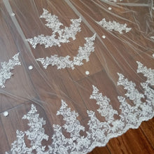 Cargar imagen en el visor de la galería, TORONTO Velo Ivory 3 m Encaje Abajo y Flores Centro VI366