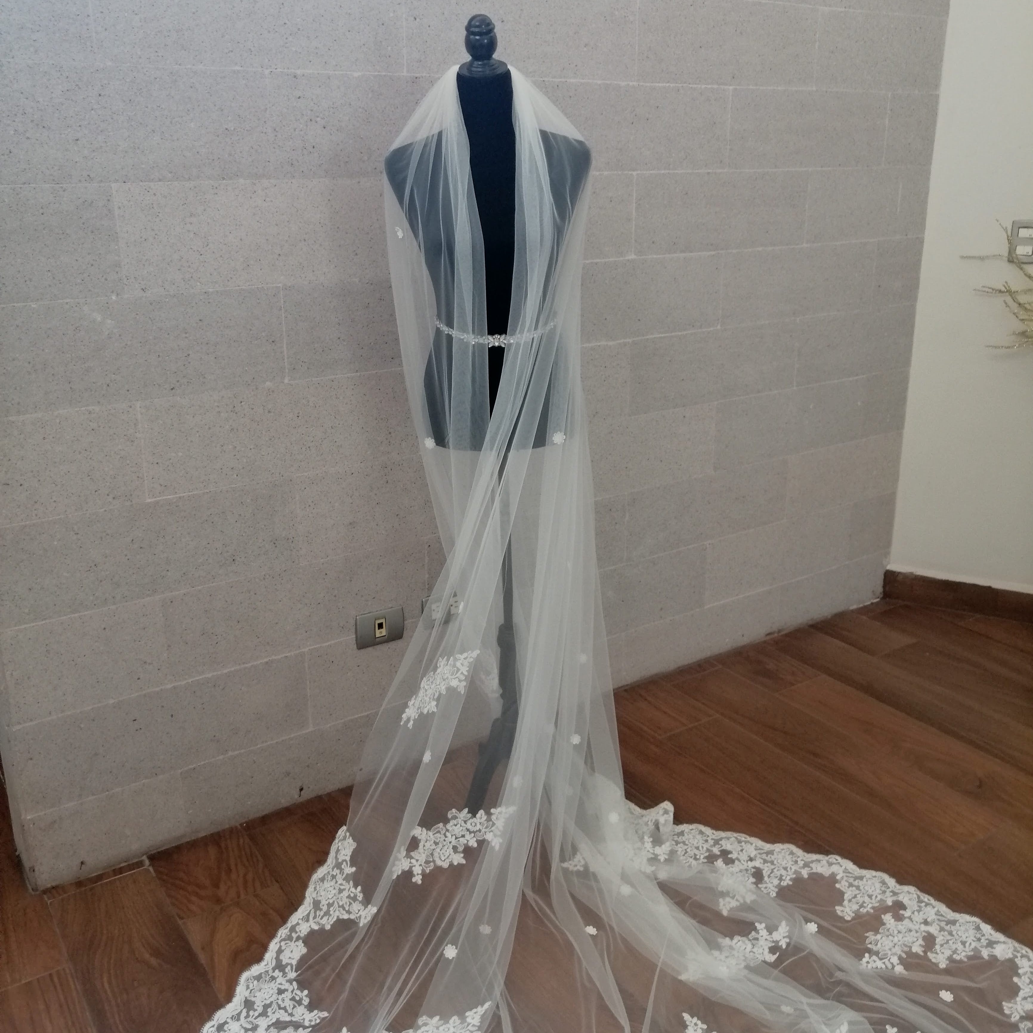 TORONTO Velo Ivory 3 m Encaje Abajo y Flores Centro VI366