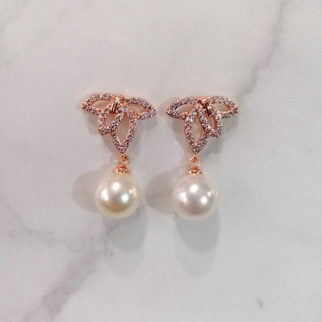 AR857 Aretes Rosas Hojas con Perla