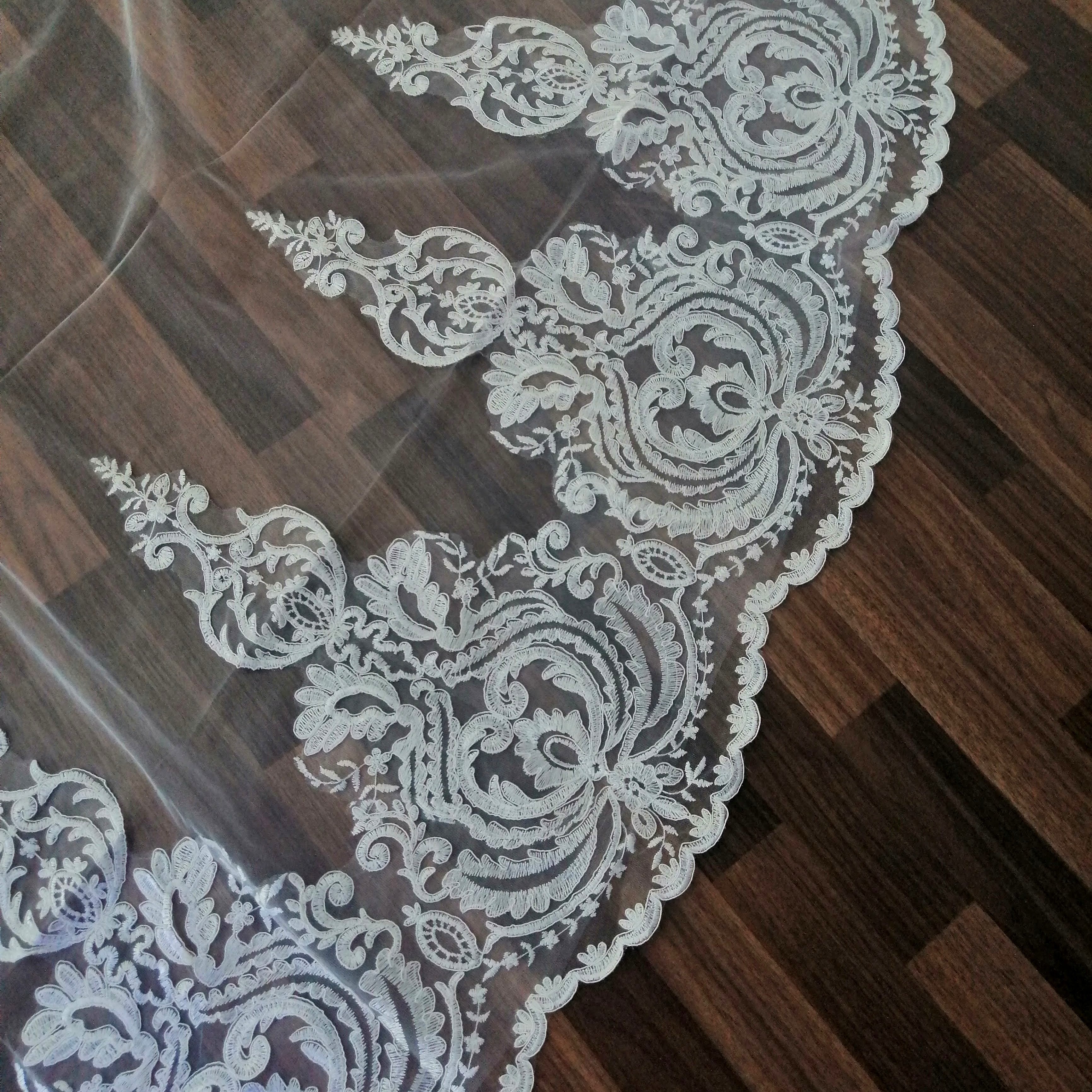 SERBIA Velo Ivory 3.5 mts Abajo Encaje Grueso flor de Capas VI380