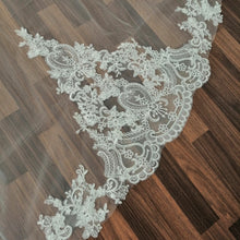Cargar imagen en el visor de la galería, DUBAÍ Velo Ivory 3 mts Abajo corazon picos