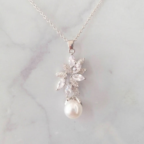 CP597 COLLAR PLATA MARQUISE Y PERLA COLGANDO
