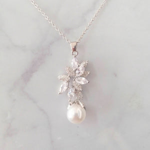 CP597 COLLAR PLATA MARQUISE Y PERLA COLGANDO
