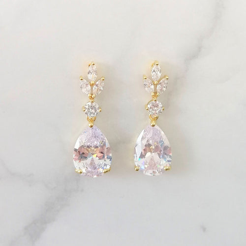 AD390 ARETES DORADOS GOTA SIN MARC Y HOJAS