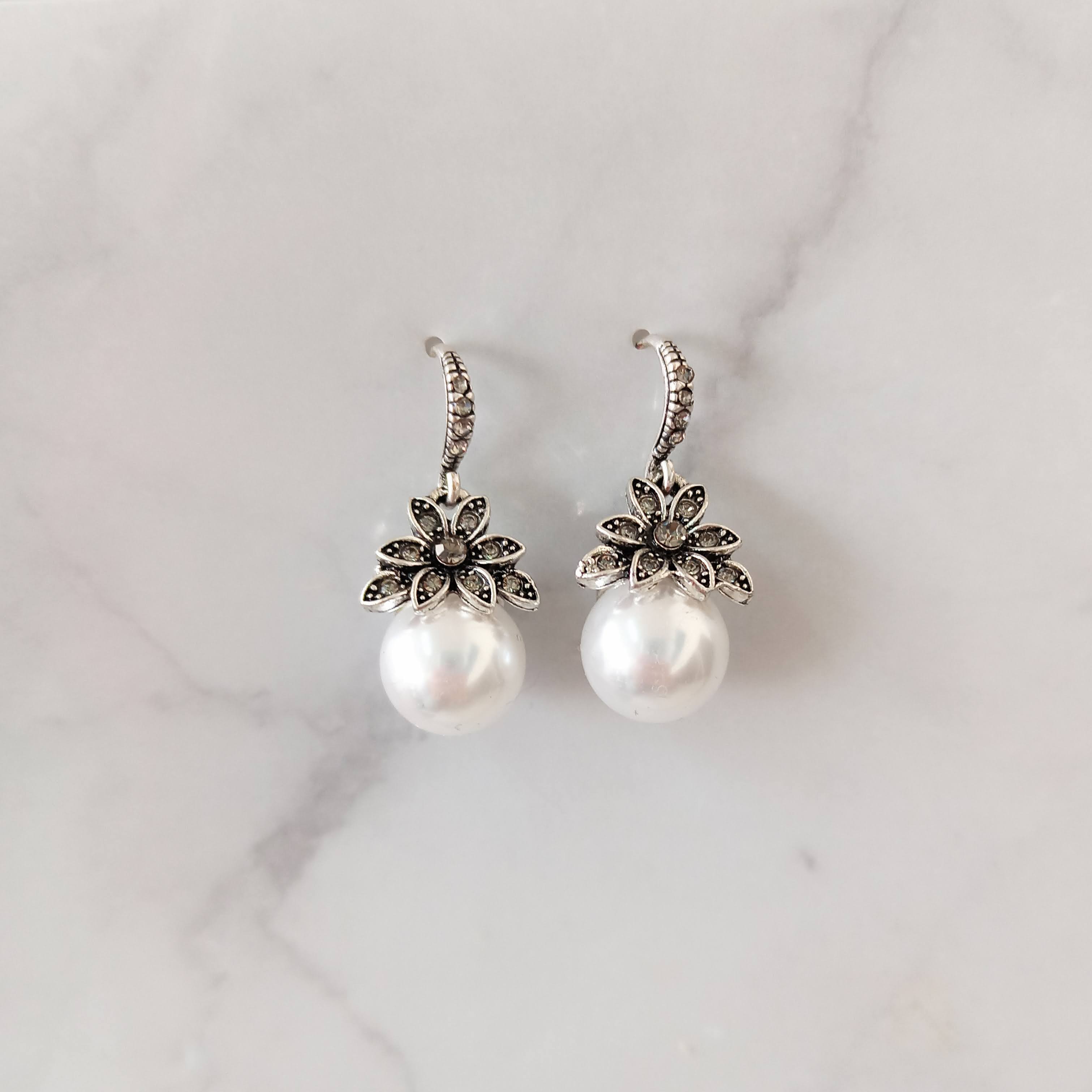AP935 ARETES PLARTA VIEJO FLOR CON PERLA GANCHO