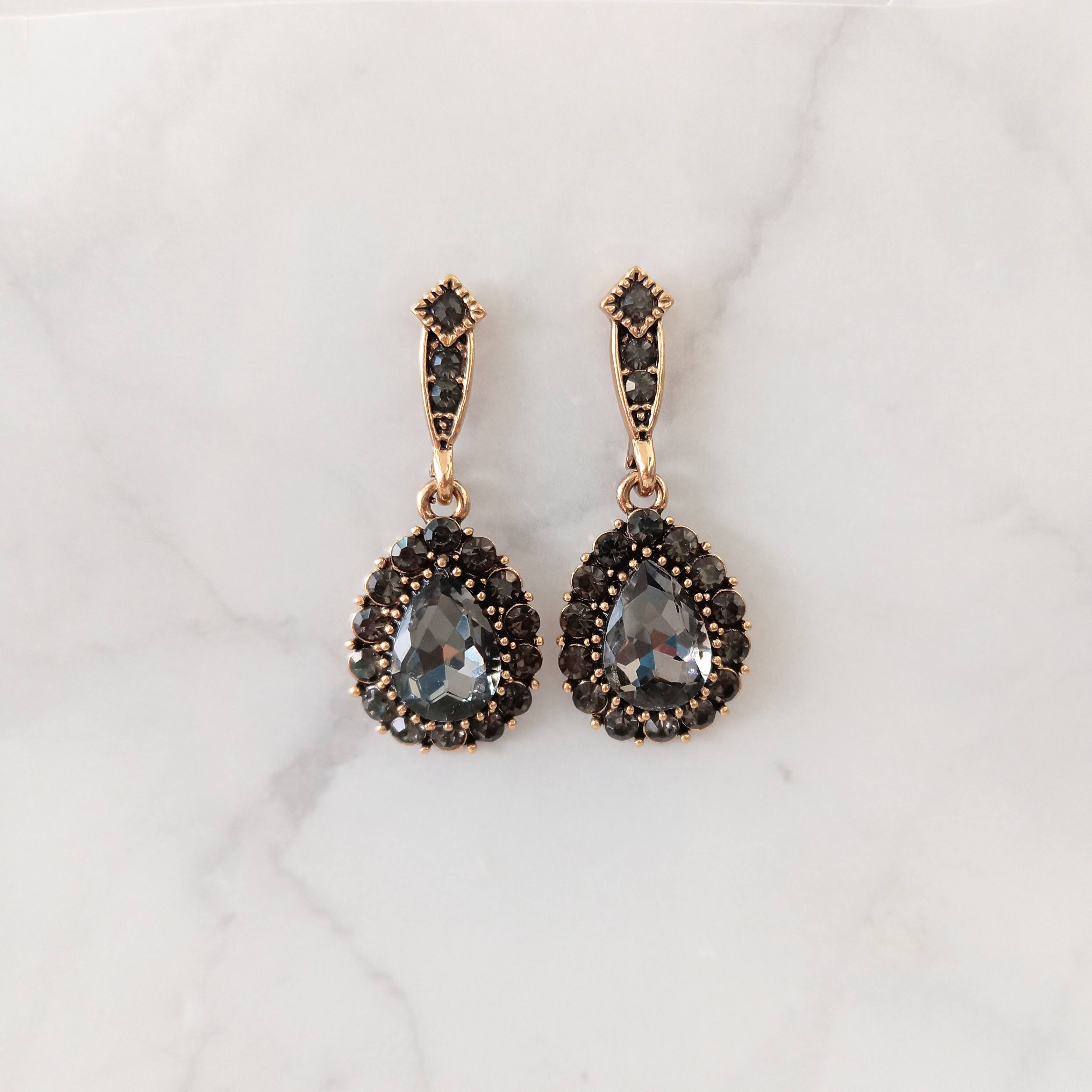 AD932 ARETES ORO VIEJO CON NEGRO