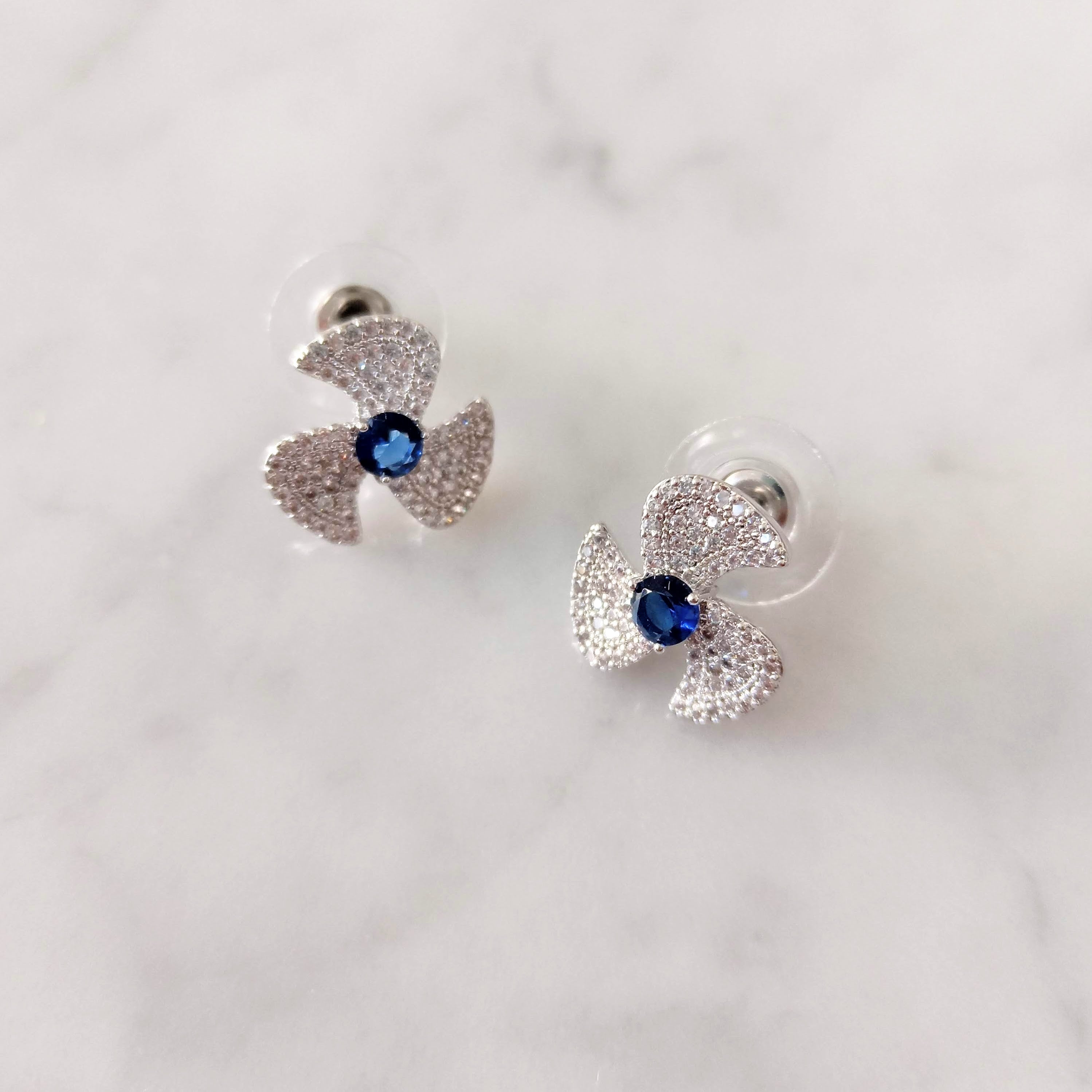 AP116 ARETES PLATEADOS ABANICO C AZUL