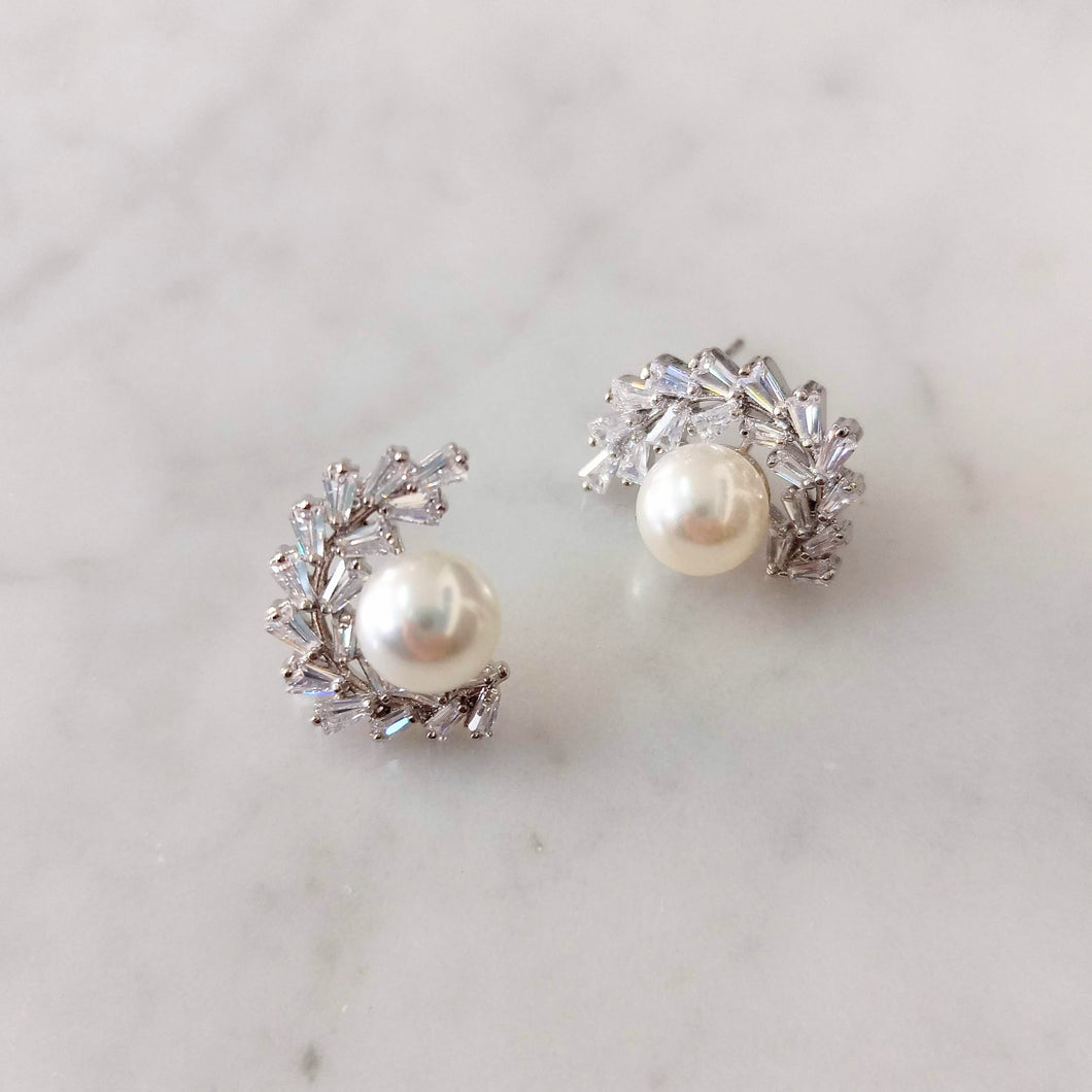 AP118 ARETES PLATEADOS PERLA CH MEDIO LADO
