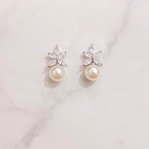 AP246 ARETES PLATEADOS FLOR Y PERLA