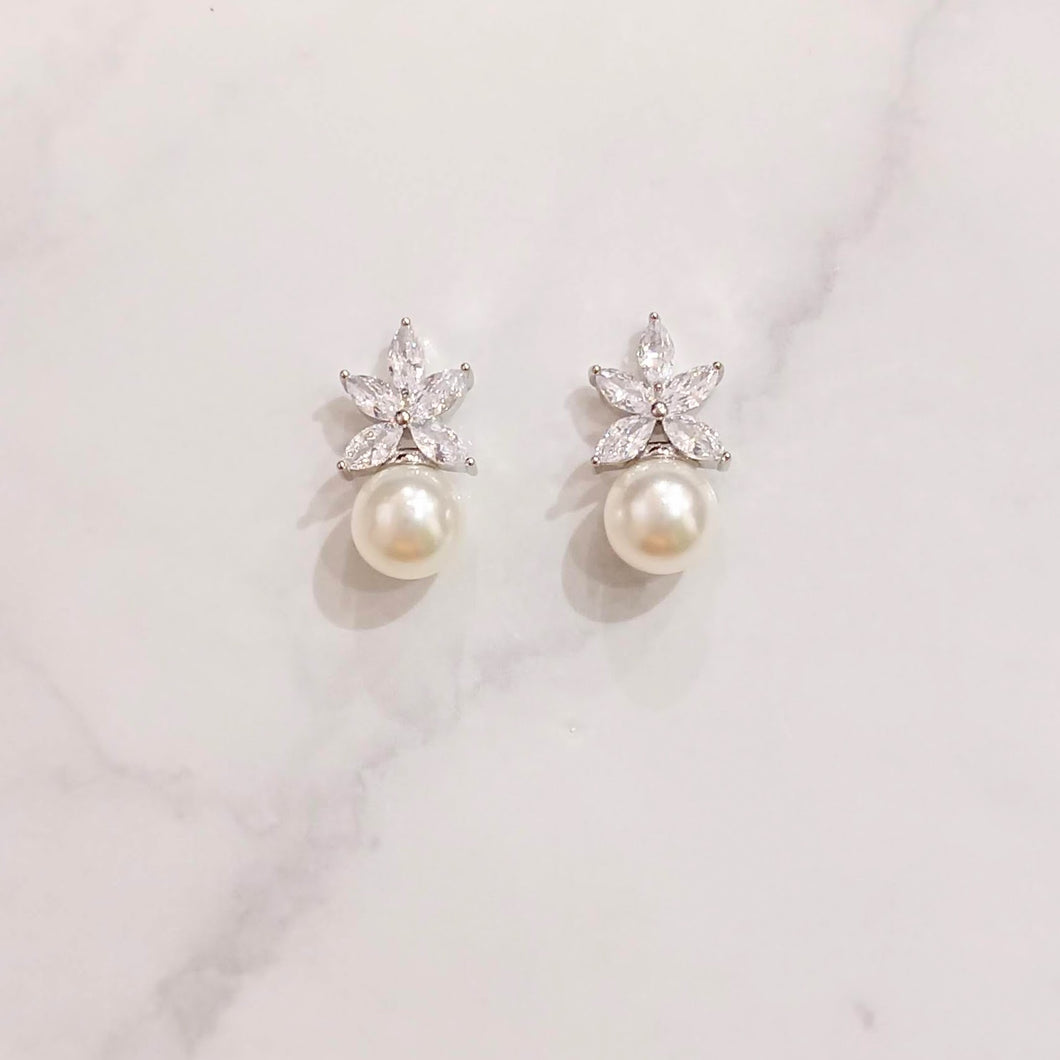 AP246 ARETES PLATEADOS FLOR Y PERLA