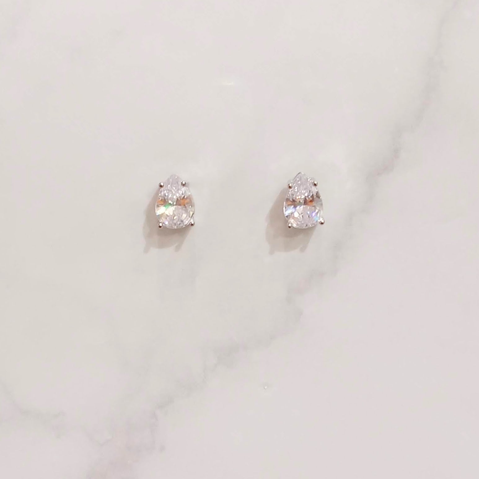 AP221 ARETES PLATEADOS GOTA MINI