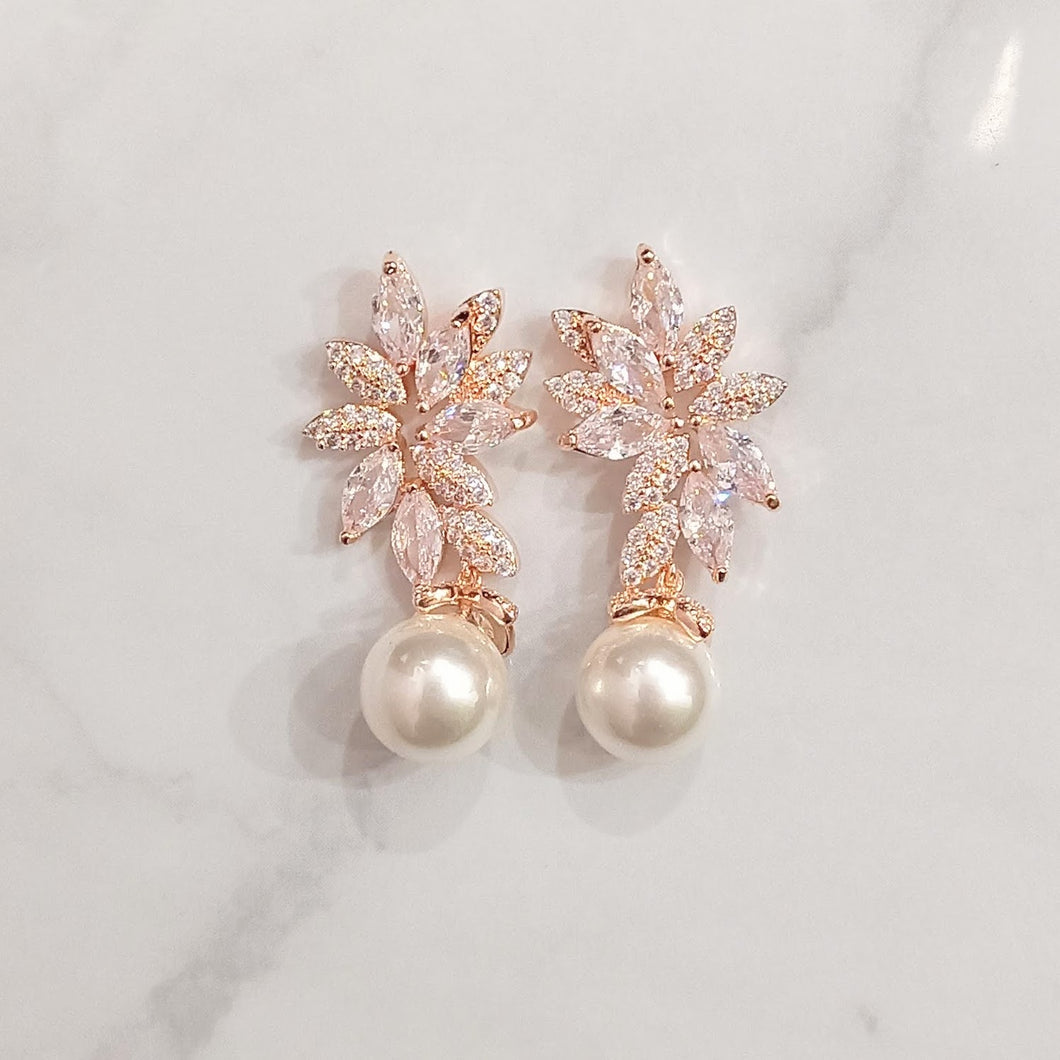 AR310 ARETES ROSAS LADO MARQ CON PERLA