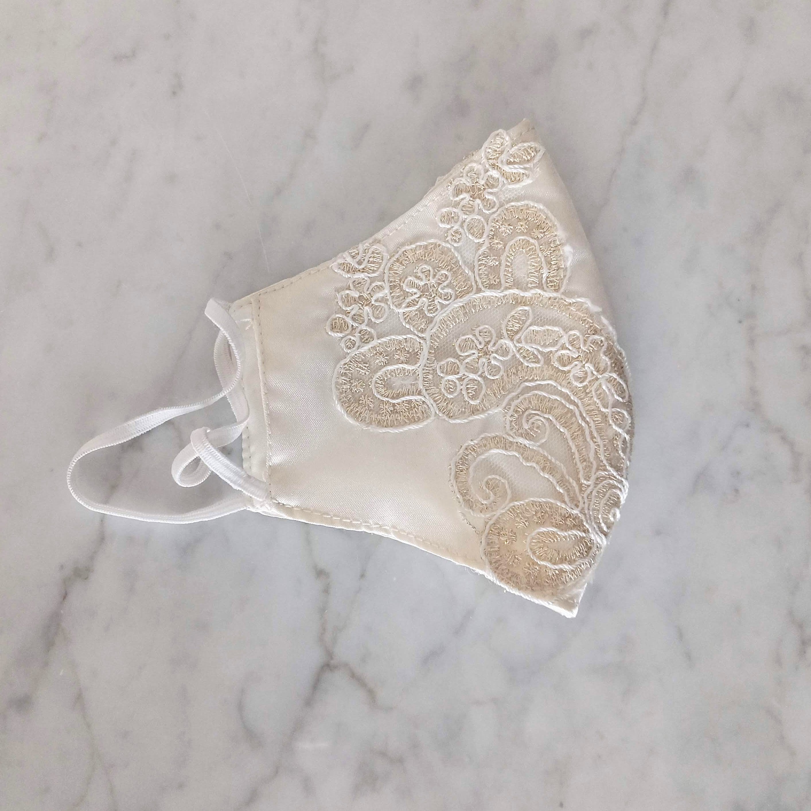 CB102 Cubrebocas color Ivory con Champagne