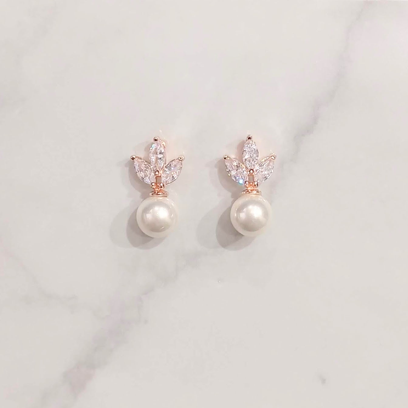 AR413 Aretes Oro Rosa 3 Hojitas y Perlas