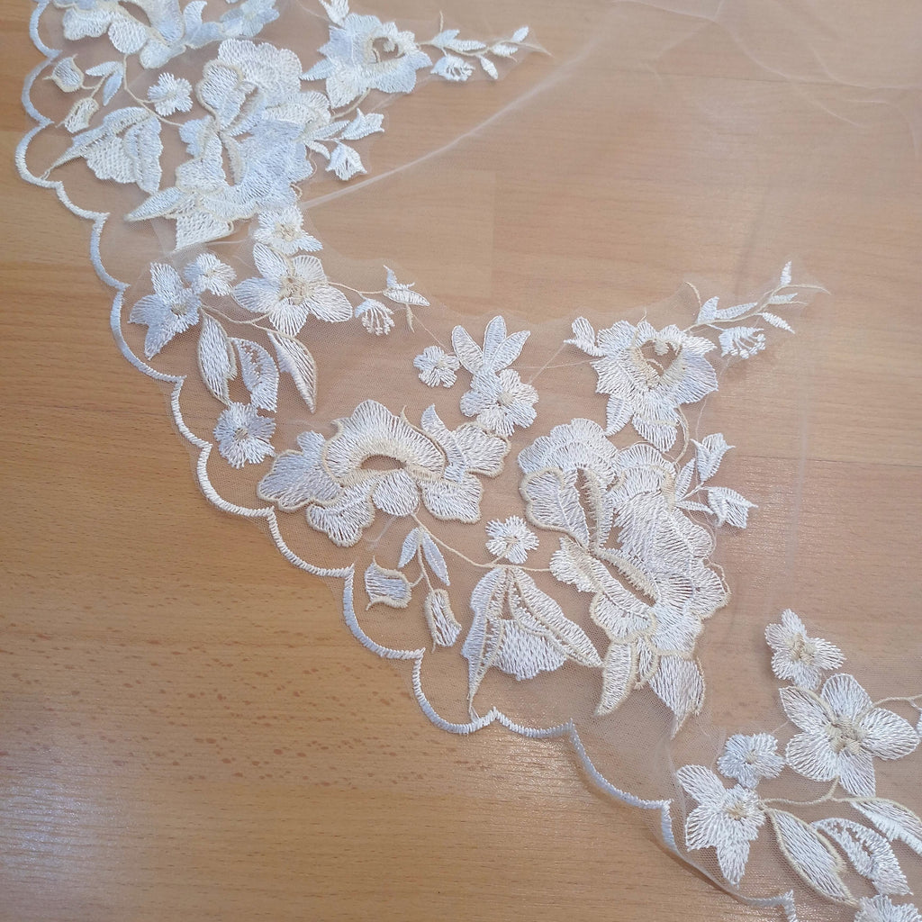 HUNGRIA Velo Ivory 3.5 mts con detalles Champagne