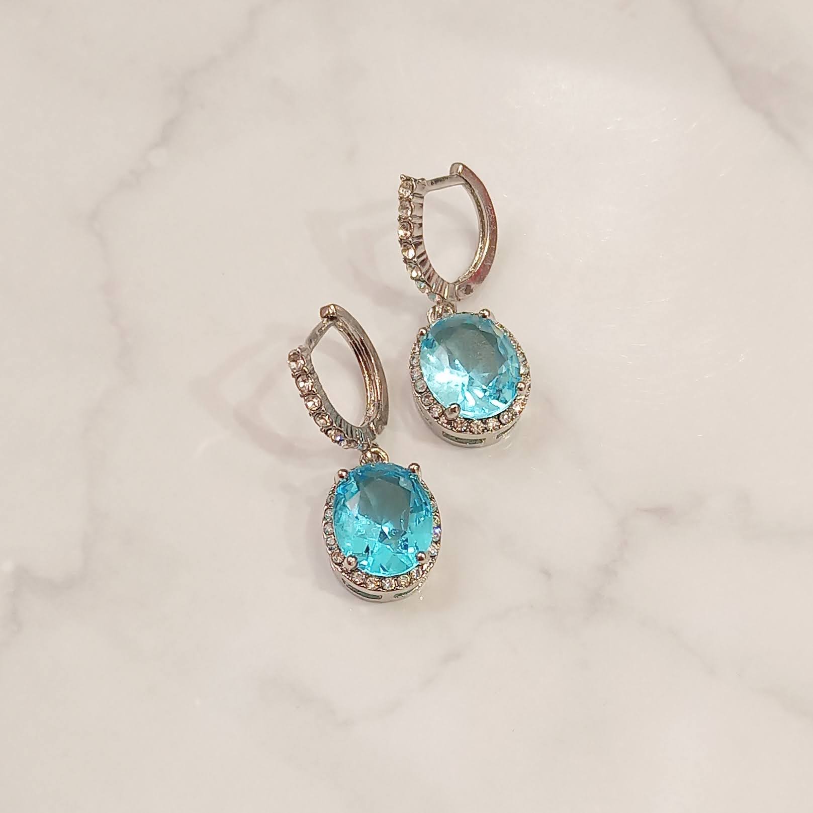 AP635 ARETES PLATEADOS CON OVALO CELESTE