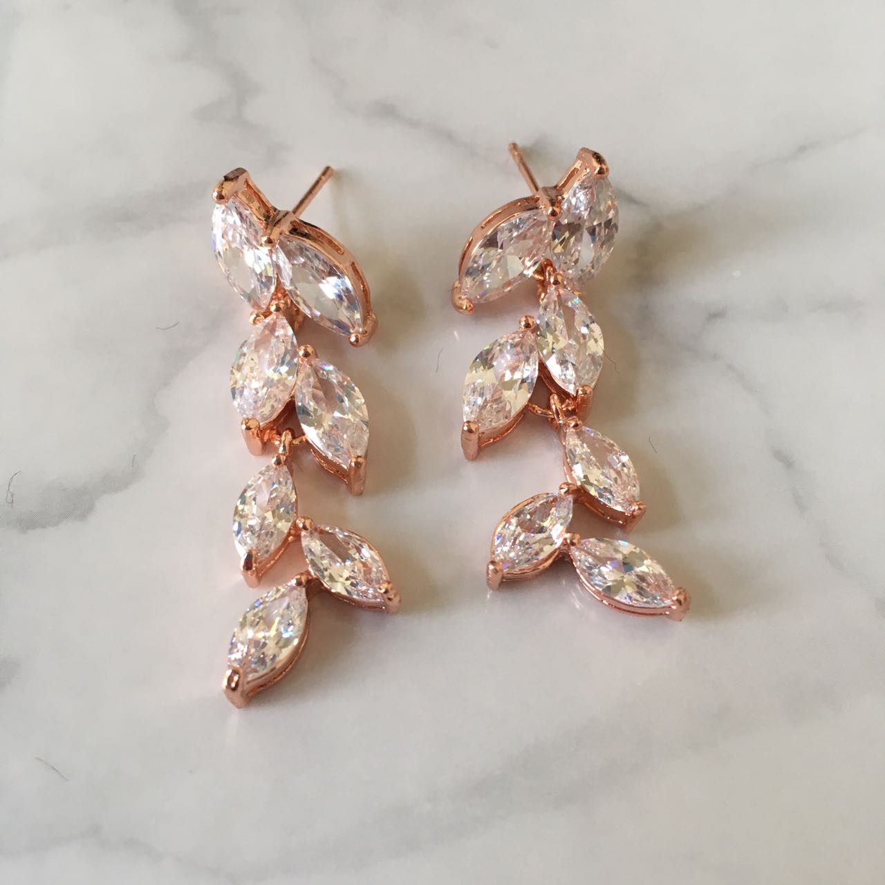 AR263 ARETES ROSA 7 HOJITAS