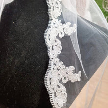 Cargar imagen en el visor de la galería, ESPAÑA Velo Ivory 95 cm con Encaje