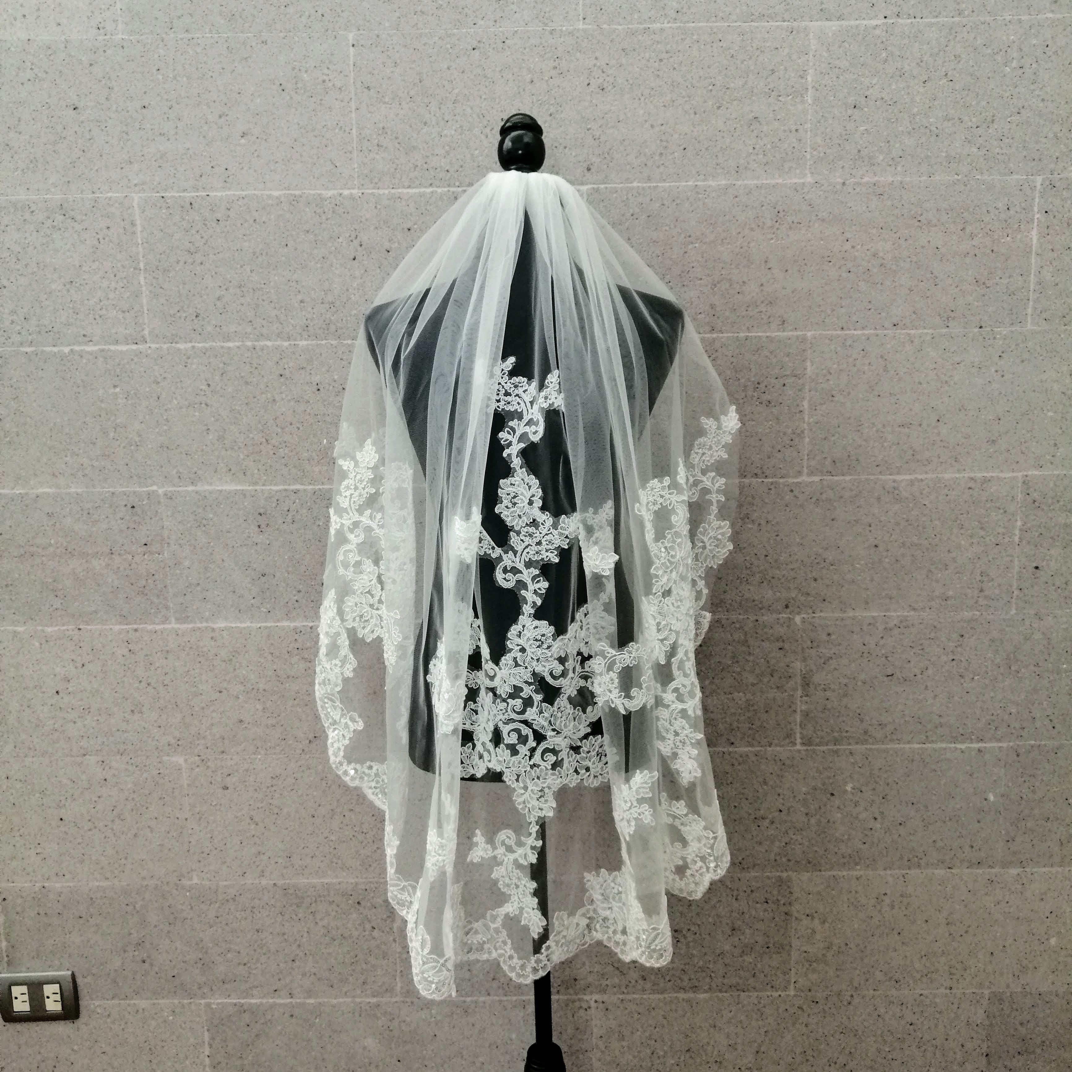 CROACIA VELO IVORY CORTO 95 CM ENCAJE ORILLA Y CENTRAL VI228