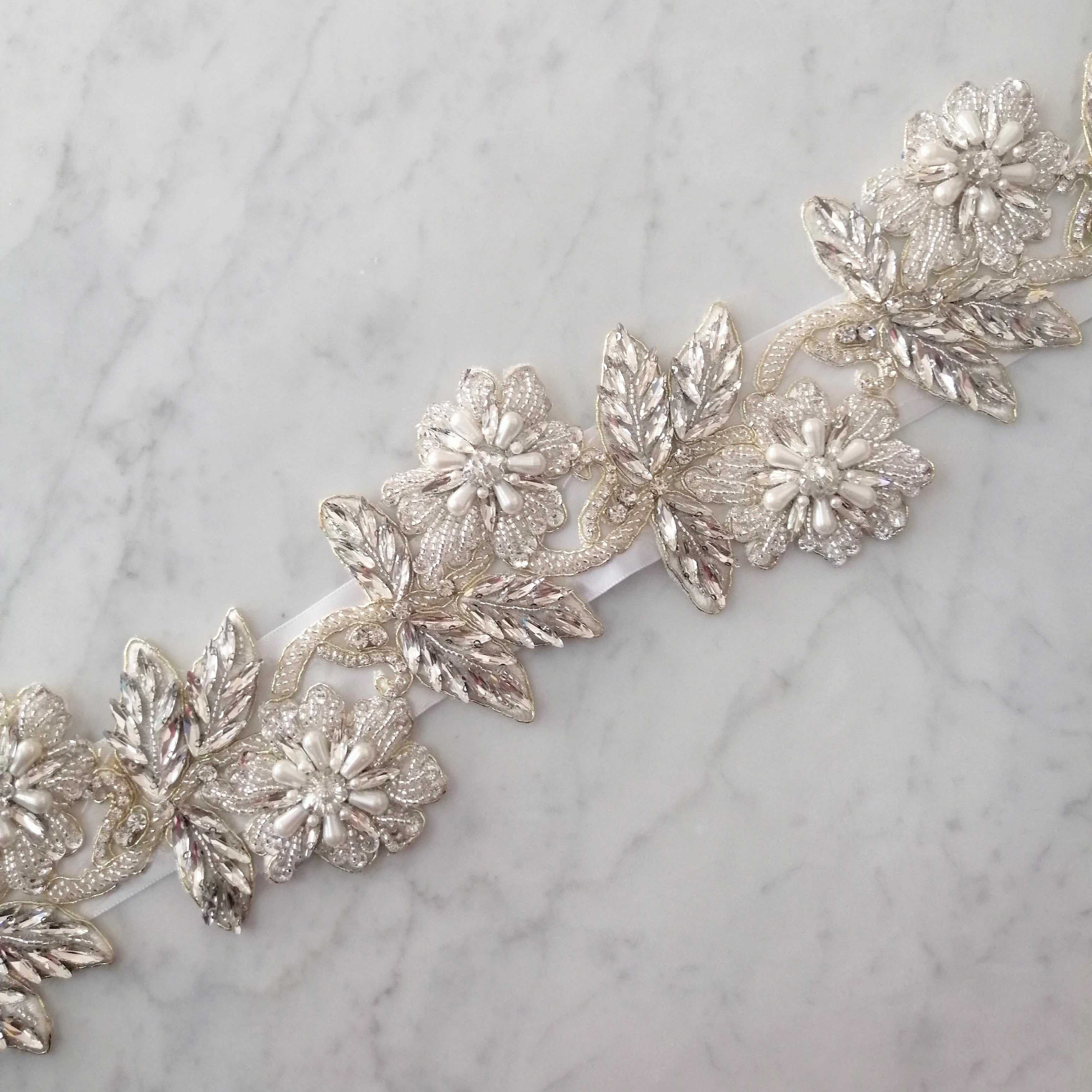 CPI362 CINTO PLATEADO BLANCO CON FLORES XL
