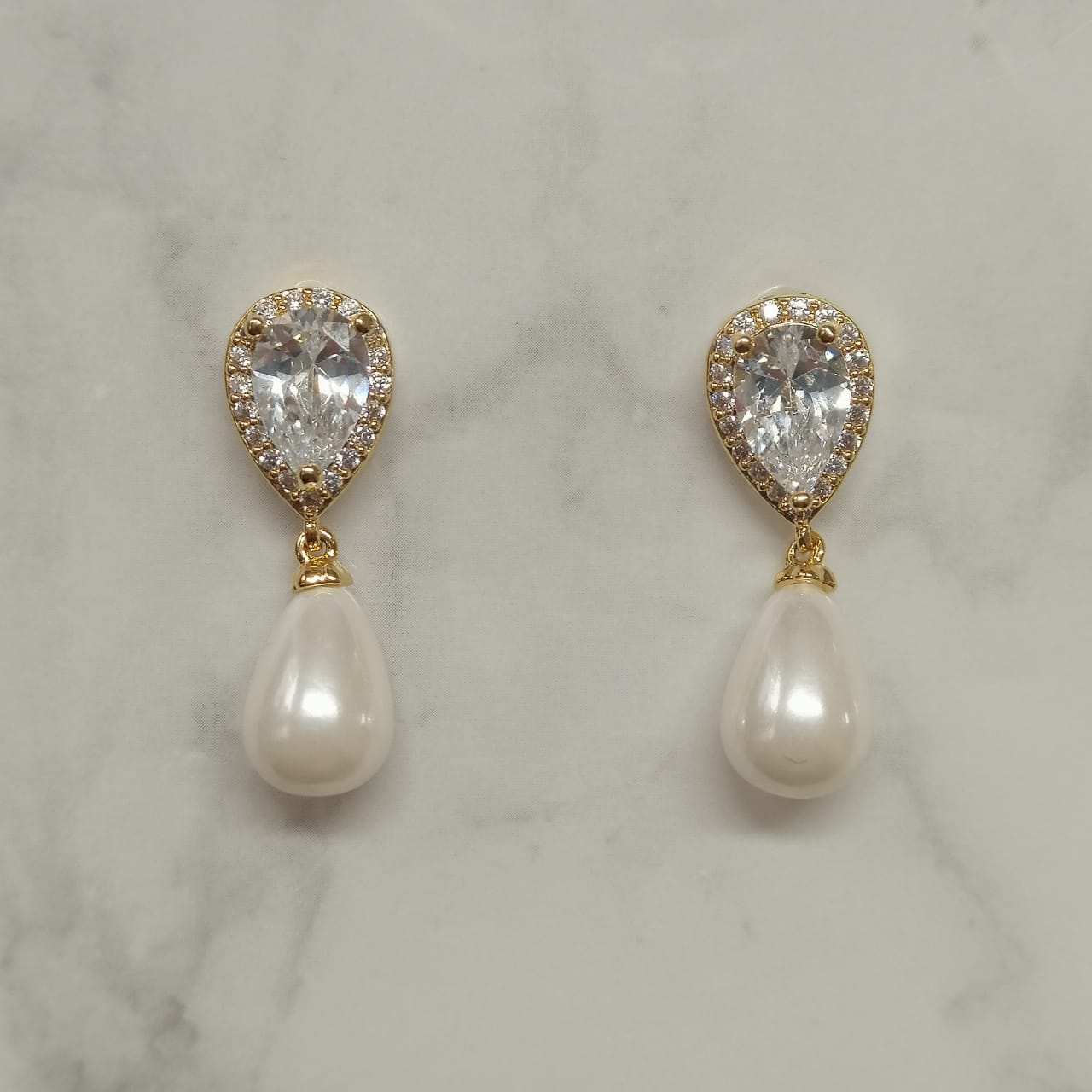 AD387 ARETES DORADOS GOTA CON PERLA