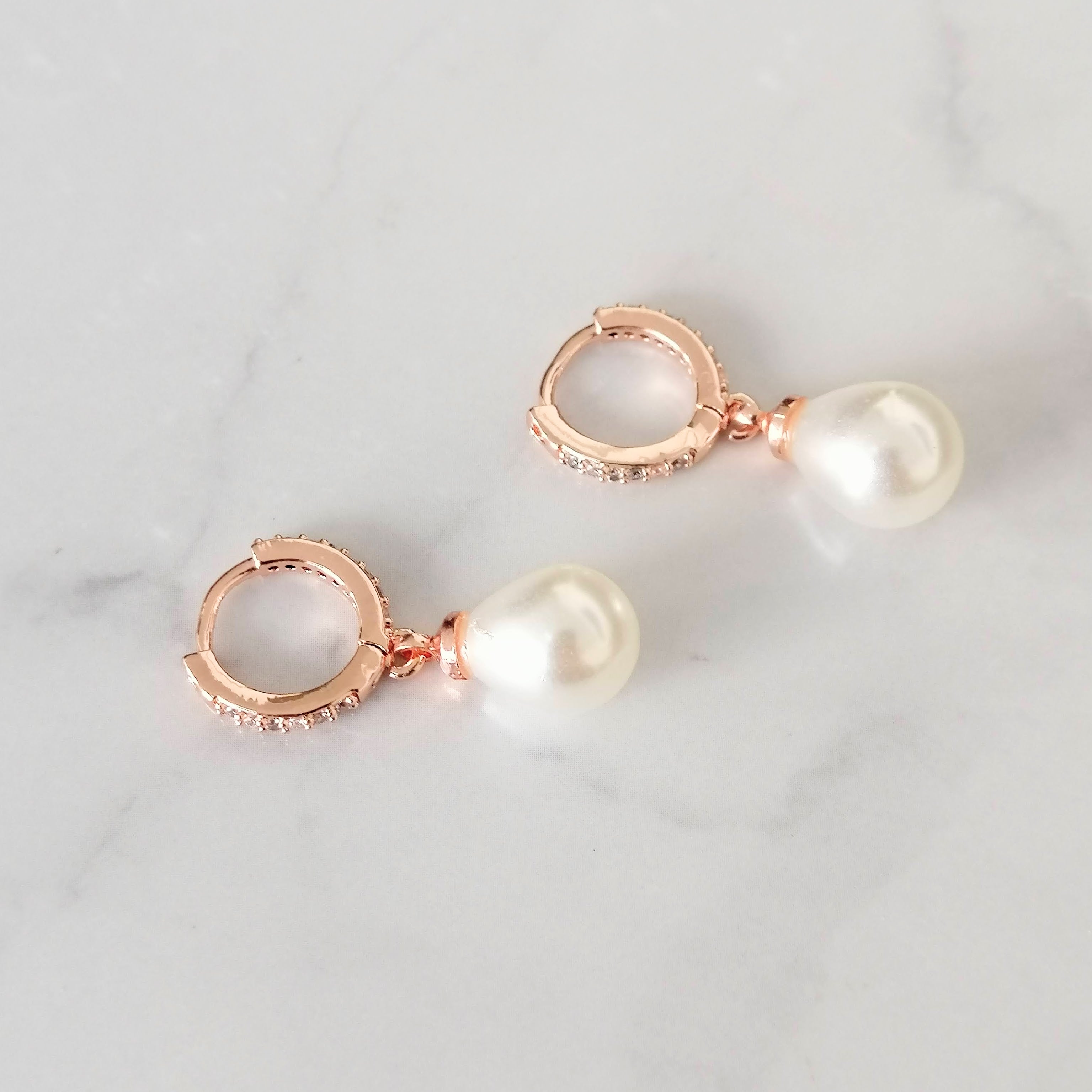 AR926 ARETES ROSAS HUGGIES CON PERLA