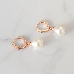 AR926 ARETES ROSAS HUGGIES CON PERLA