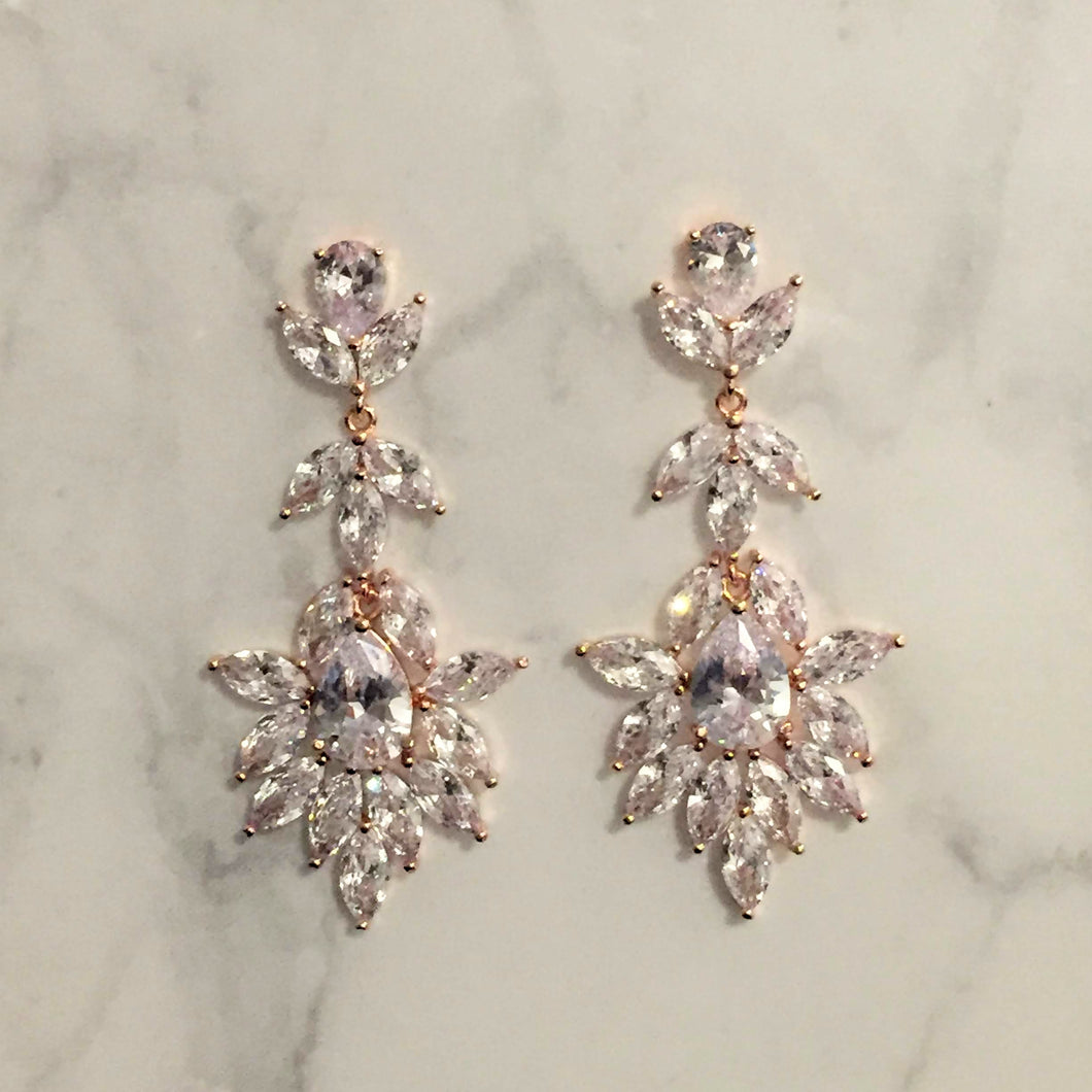 AR551 ARETES ROSAS LARGOS CANDELABRO