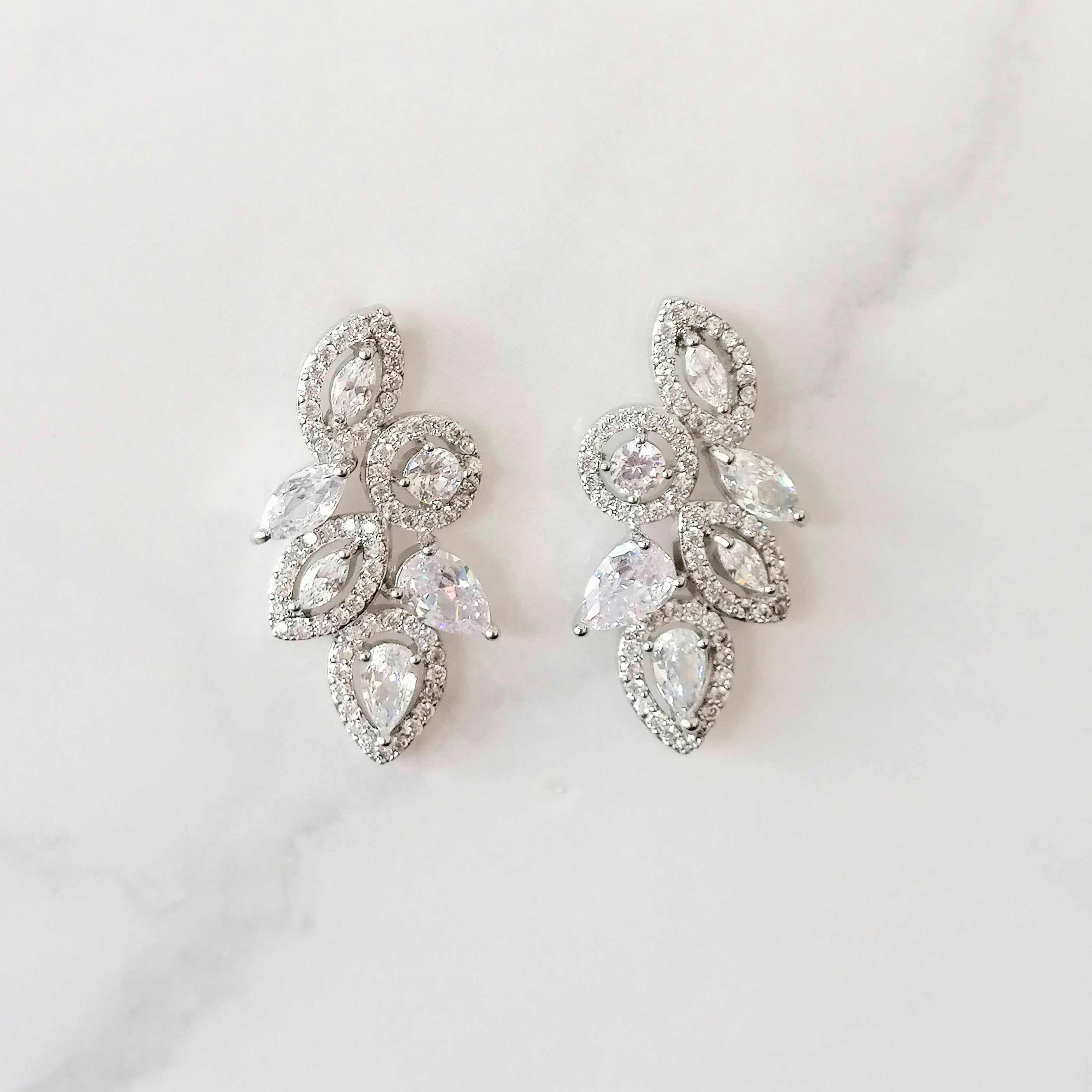 AP920 ARETES PLATEADOS STUD CON MARCO GOT Y CIRC